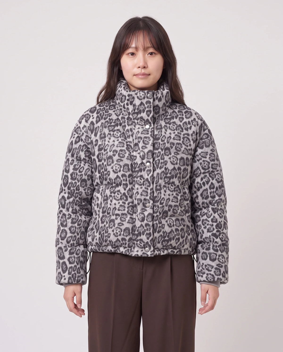 Kurze Steppjacke mit Leopardenmuster Auréline in Leopard Hellgrau, Stehkragen bis zum Kinn geschlossen, Dreiviertelansicht