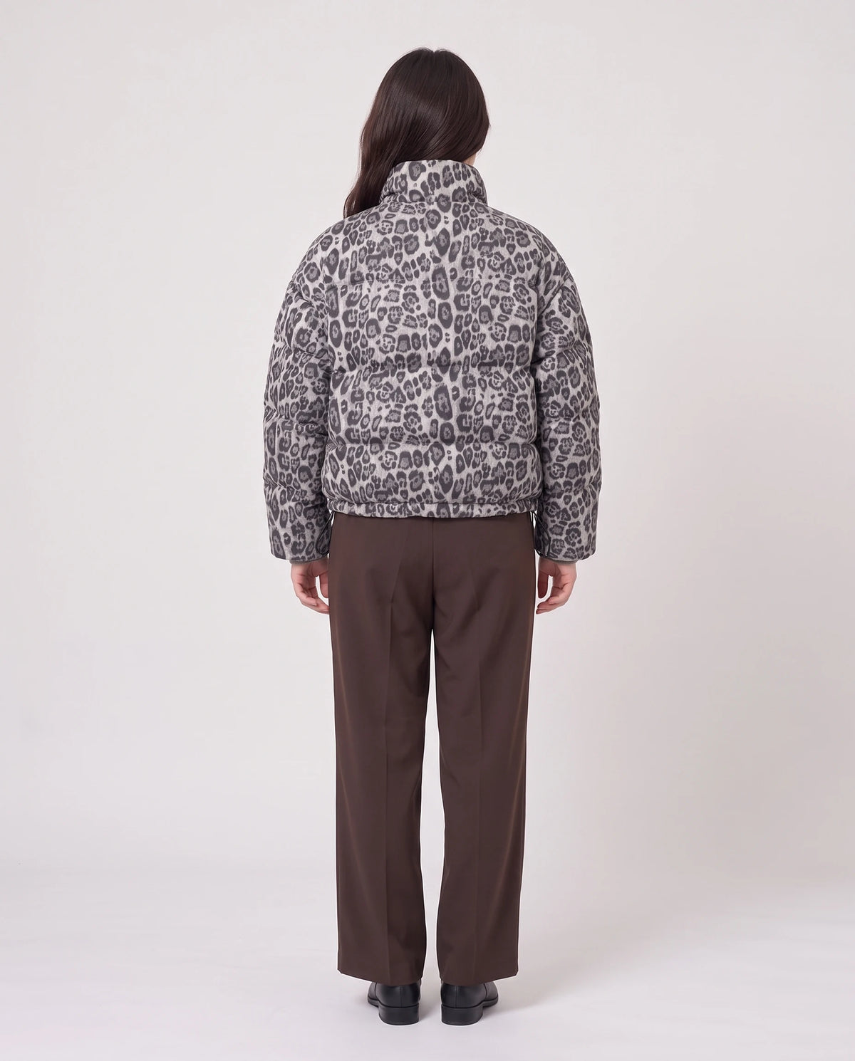 Kurze Steppjacke mit Leopardenmuster Auréline in Leopard Hellgrau, Rückansicht, Steppung und tief sitzende Schultern