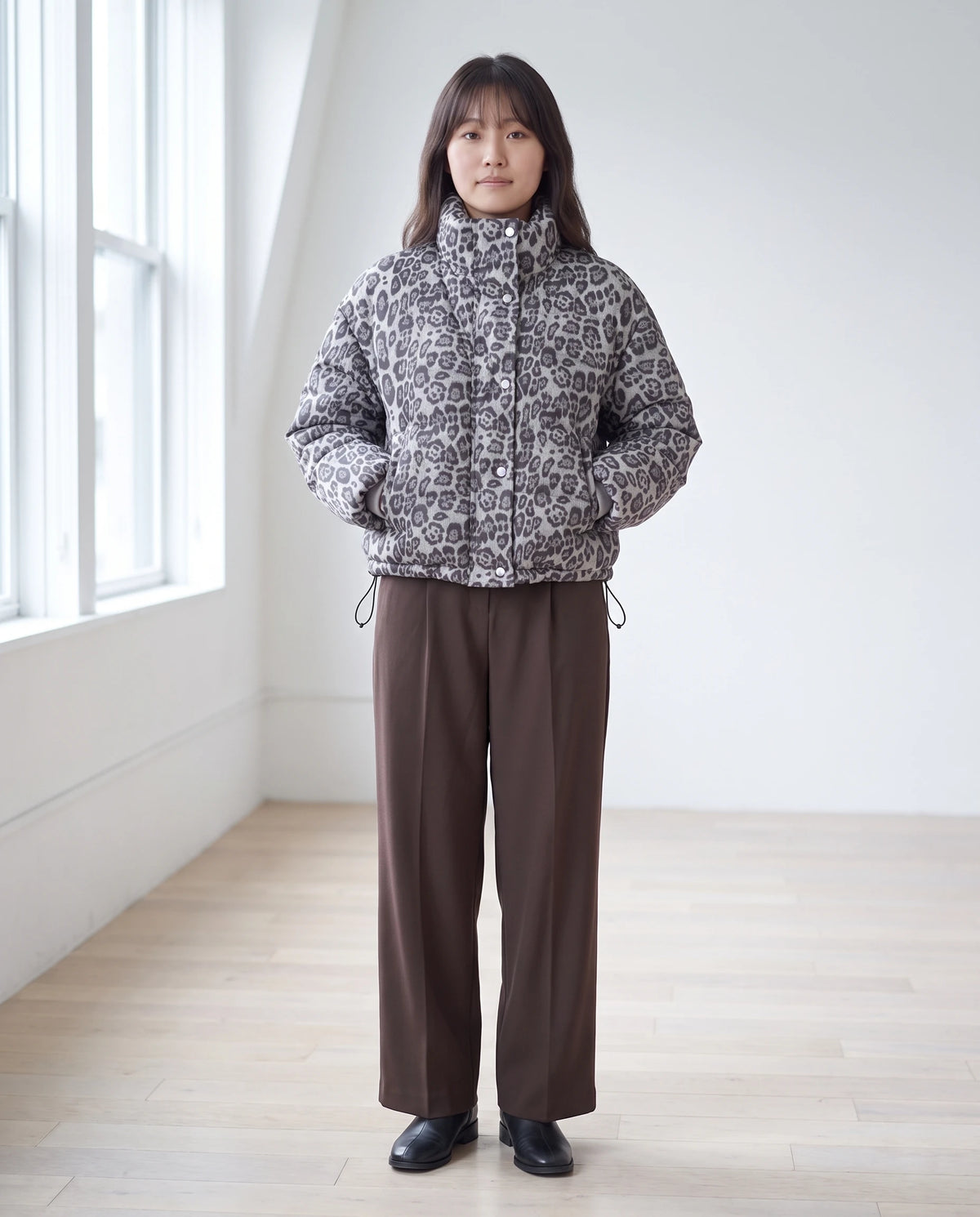 Kurze Steppjacke mit Leopardenmuster Auréline in Leopard Hellgrau, im Alltag getragen, Hände in den Taschen
