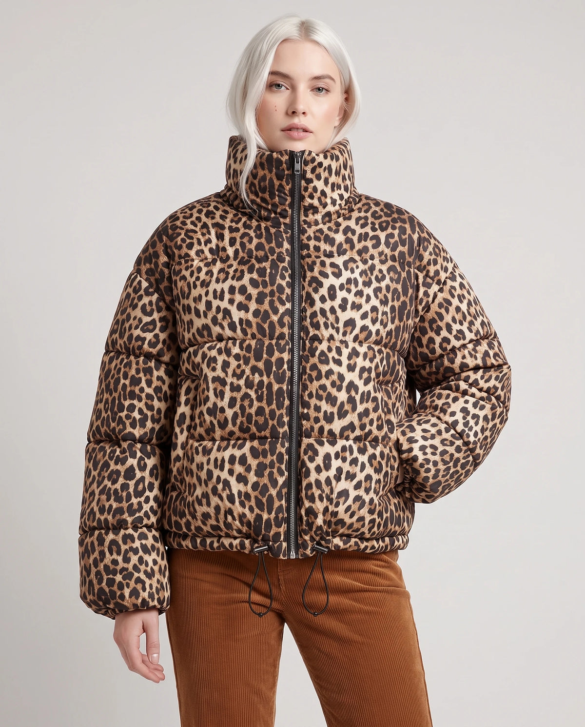 Kurze Steppjacke mit Leopardenmuster Mona, hoher Stehkragen bis zum Kinn geschlossen, Dreiviertelansicht