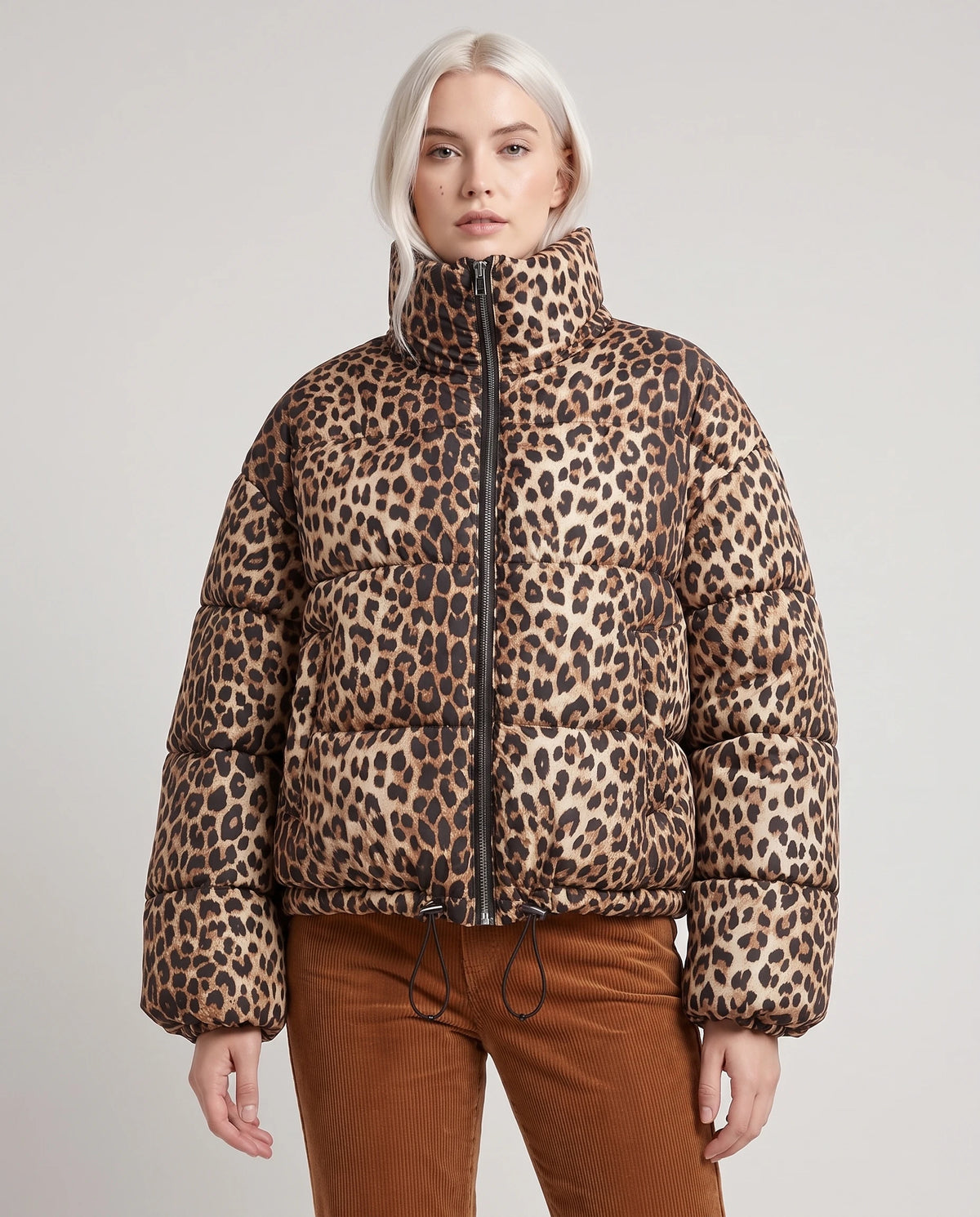 Kurze Steppjacke mit Leopardenmuster Mona, Tunnelzug am Saum eng gezogen