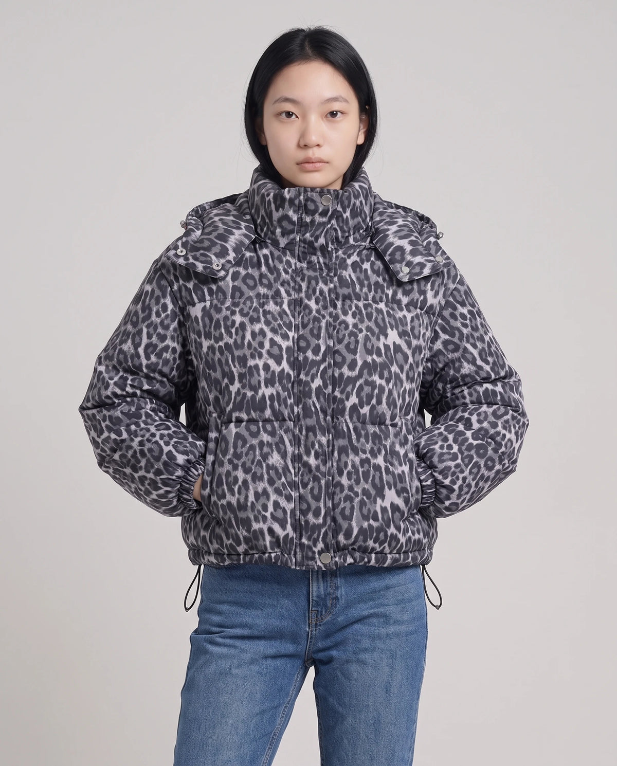 Doudoune courte oversize imprimé léopard à capuche amovible Sybille en Léopard Gris, plan rapproché de face, veste fermée, capuche baissée