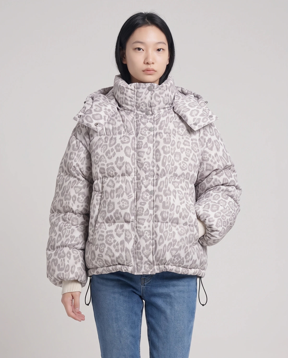 Doudoune courte oversize imprimé léopard à capuche amovible Sybille en Léopard Gris Clair, plan rapproché de face, veste fermée, capuche baissée