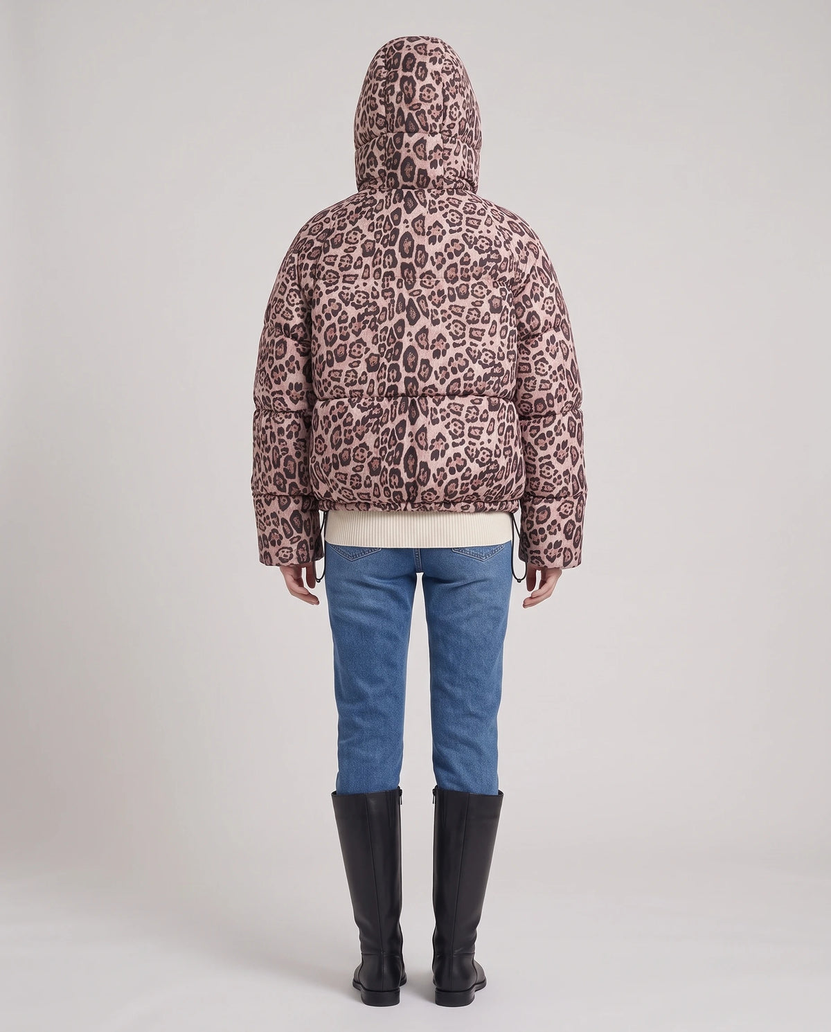 Doudoune courte oversize imprimé léopard à capuche amovible Sybille en Léopard Rose Poudré, vue de dos, capuche relevée