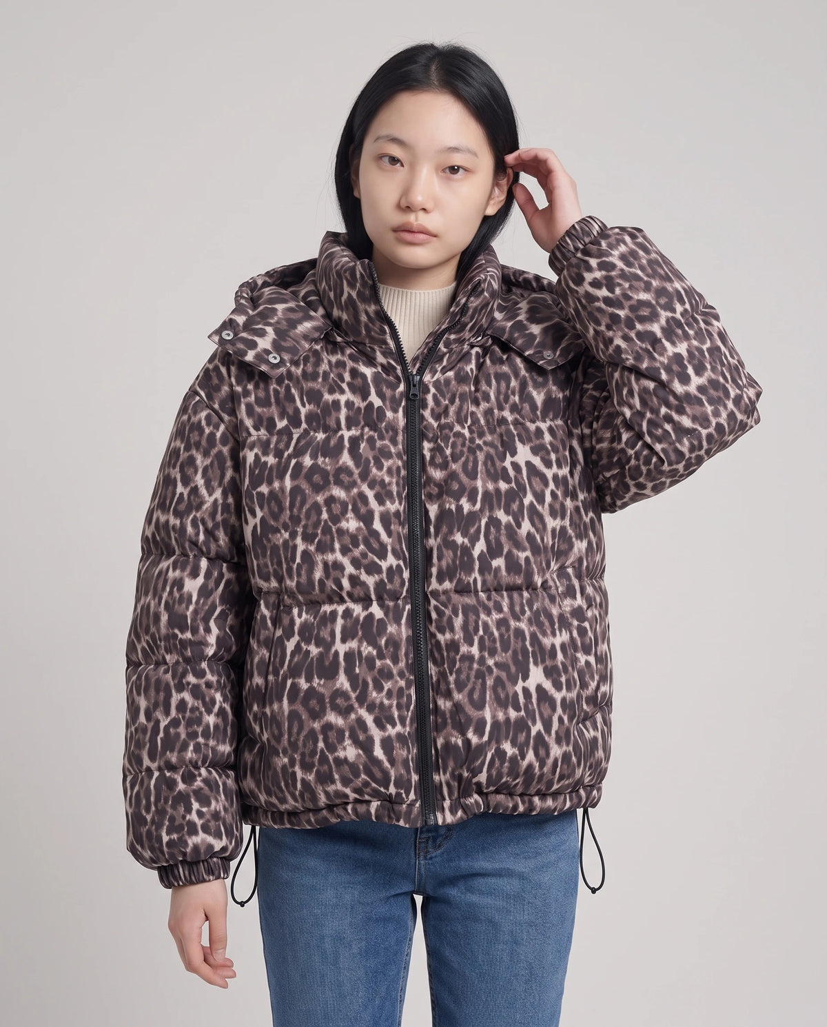 Doudoune courte oversize imprimé léopard à capuche amovible Sybille en Léopard Taupe, plan rapproché de face, veste fermée, capuche baissée