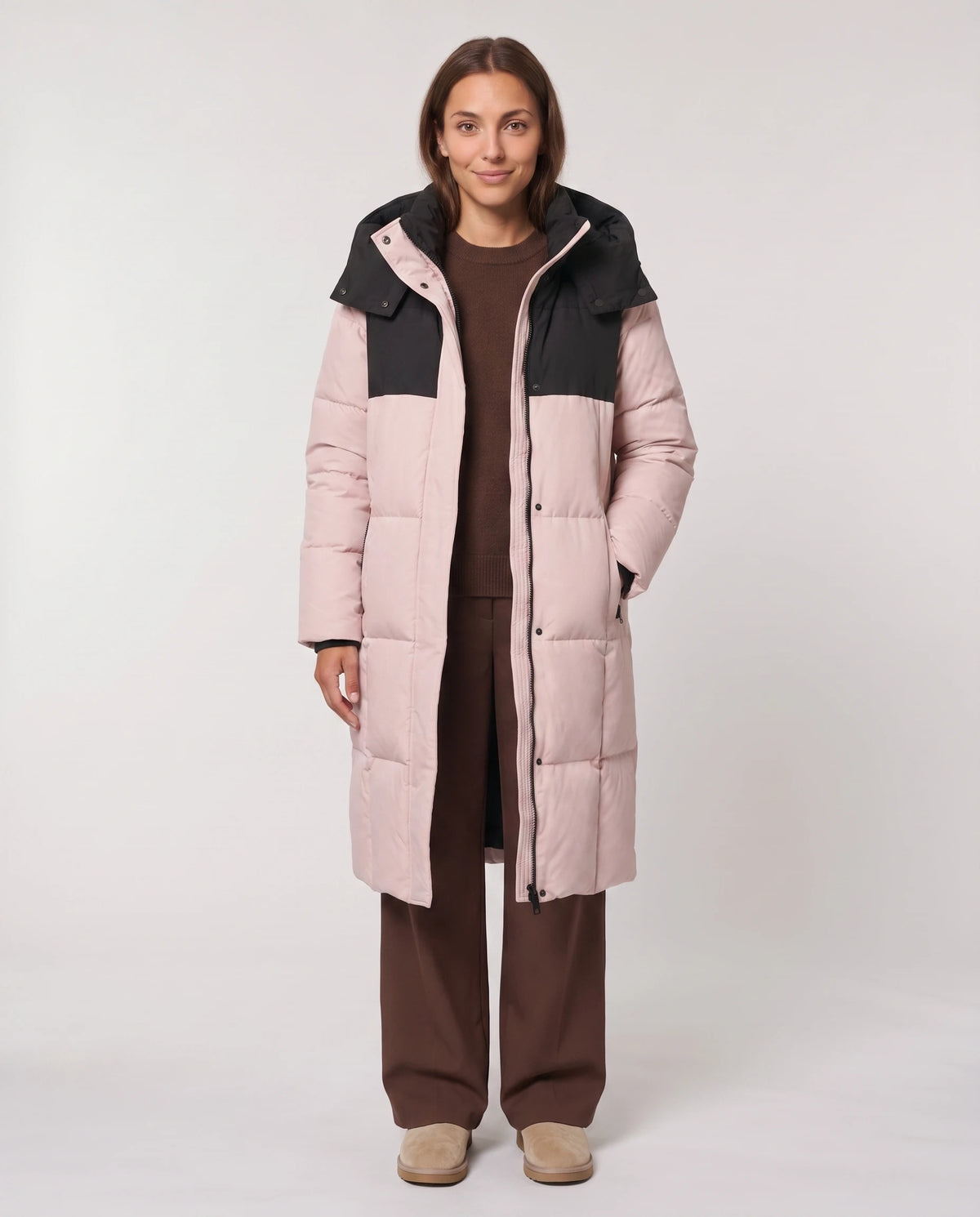 Doudoune longue bicolore à capuche et grands carreaux Eugénia en Rose Poudré, portée ouverte sur un pull chocolat, zip descendu