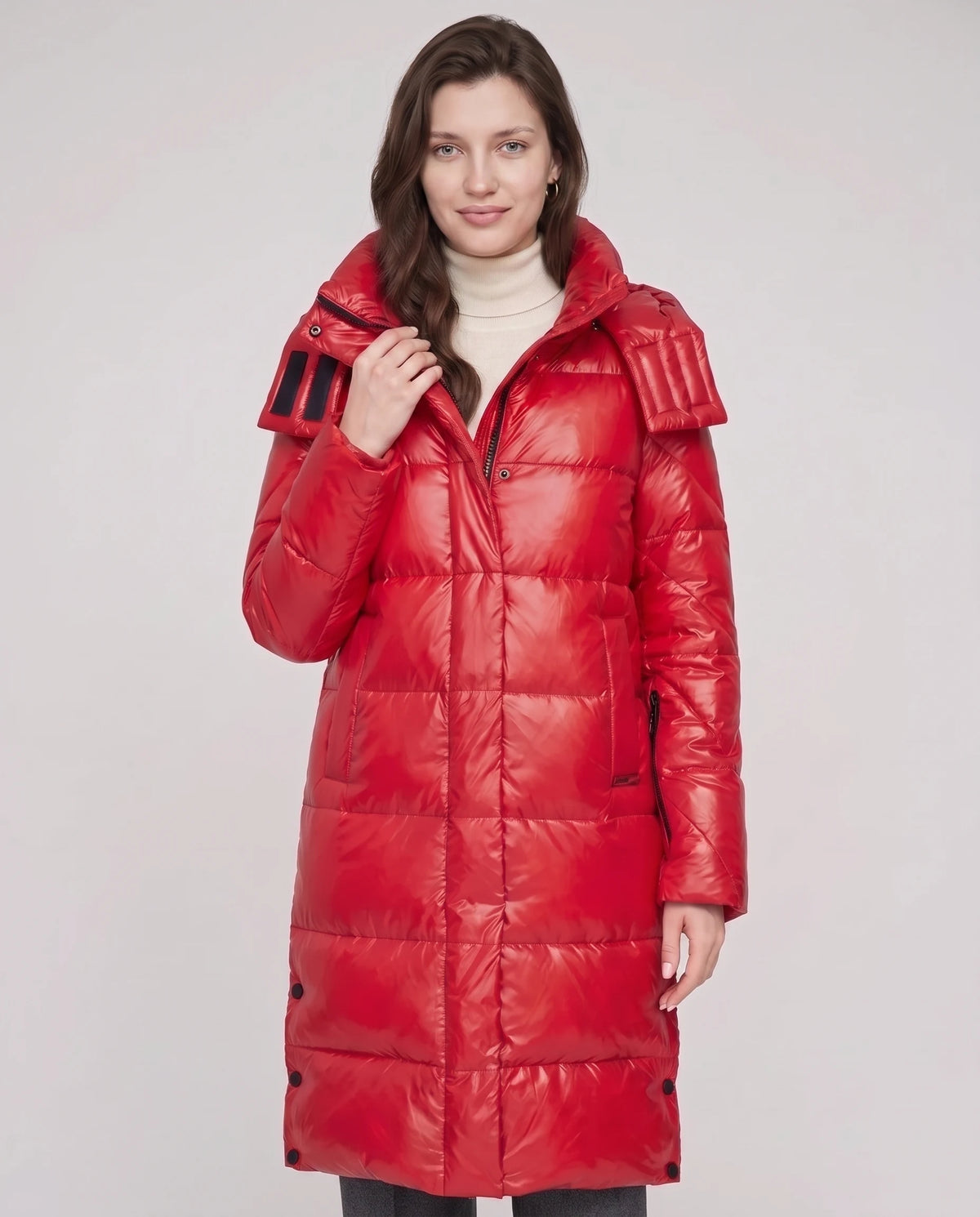 Doudoune longue brillante Elena en Rouge, plan rapproché de face, capuche baissée