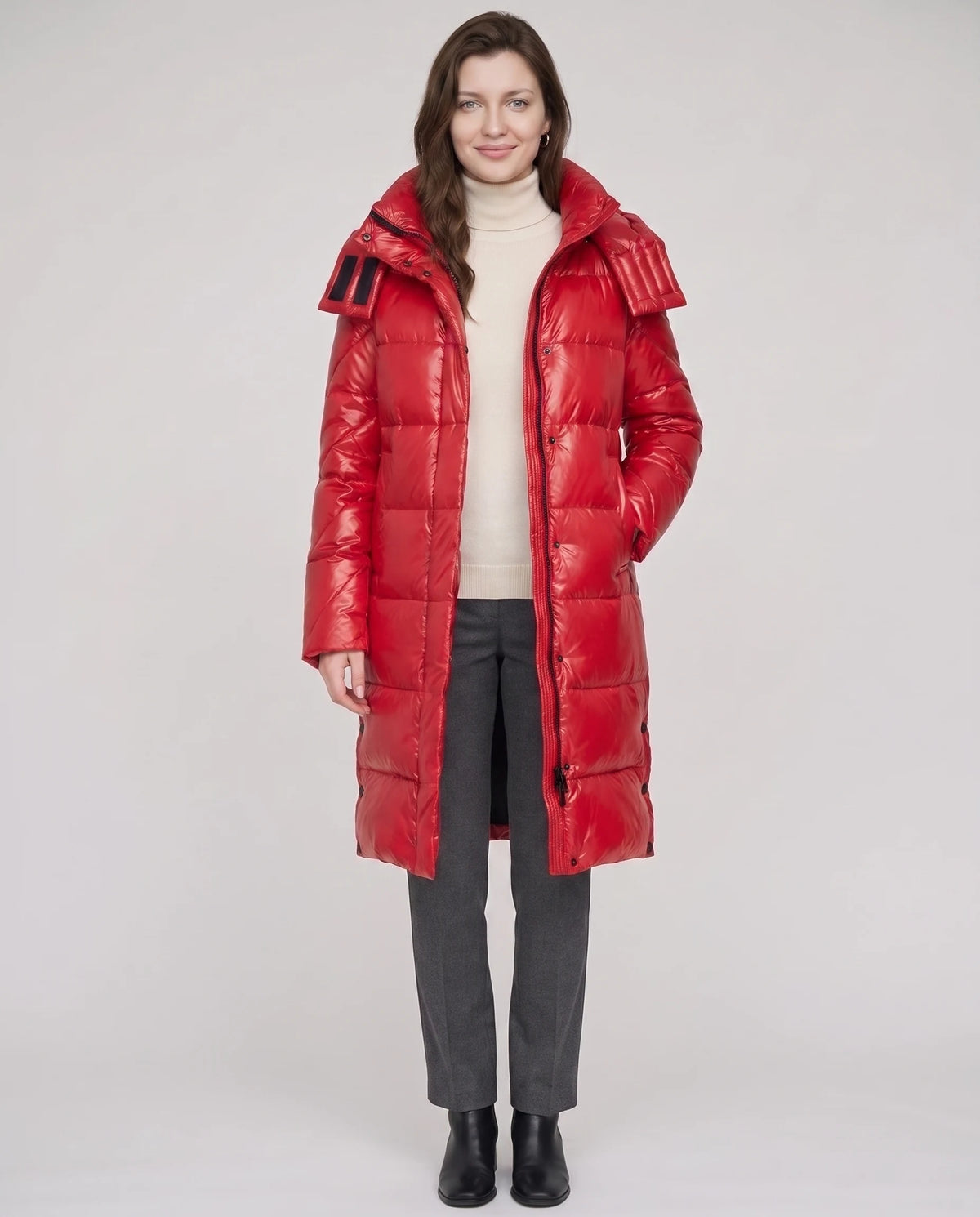 Doudoune longue brillante Elena en Rouge, vue de face en pied