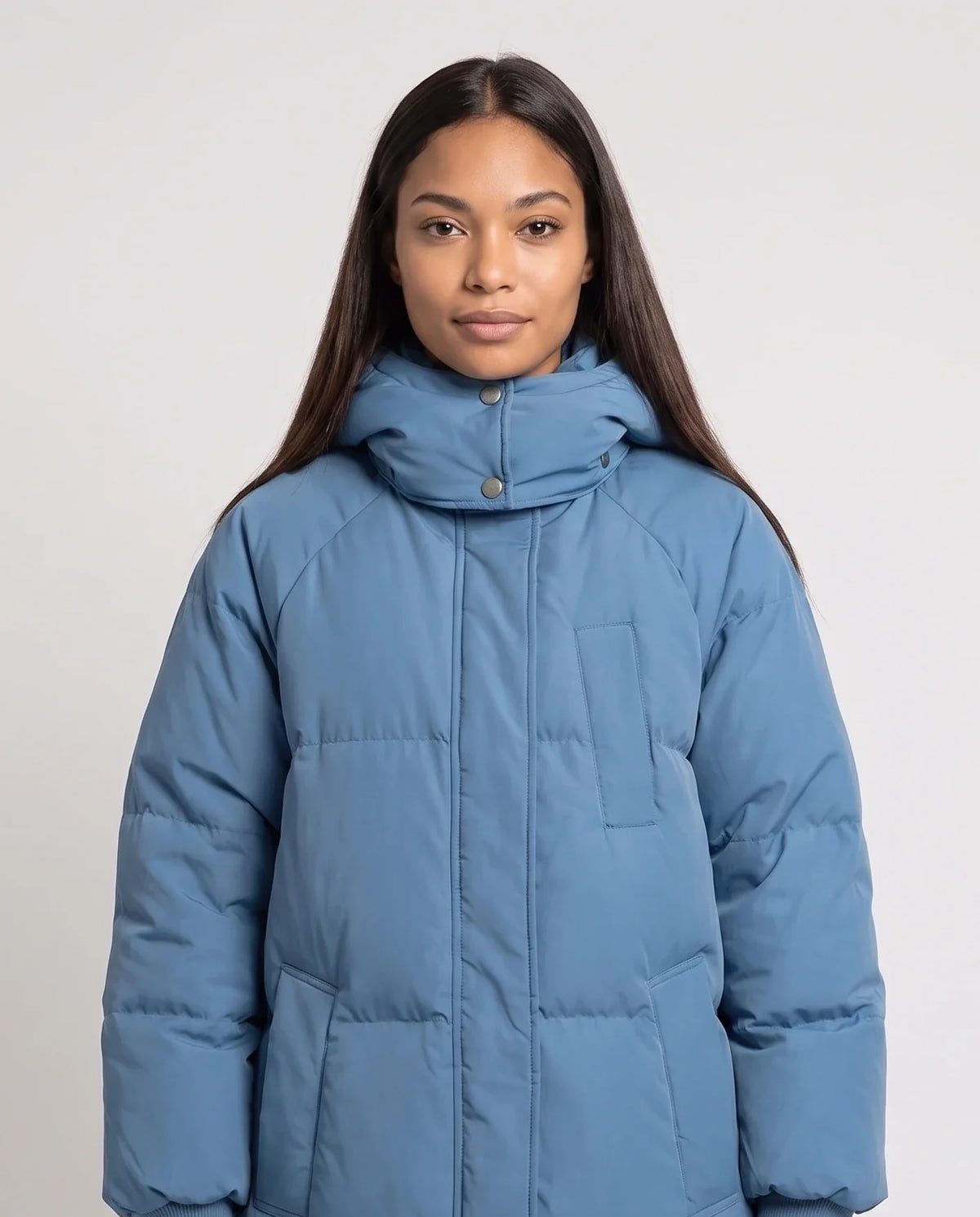 Doudoune longue à capuche Claire en Bleu Denim, plan rapproché de face