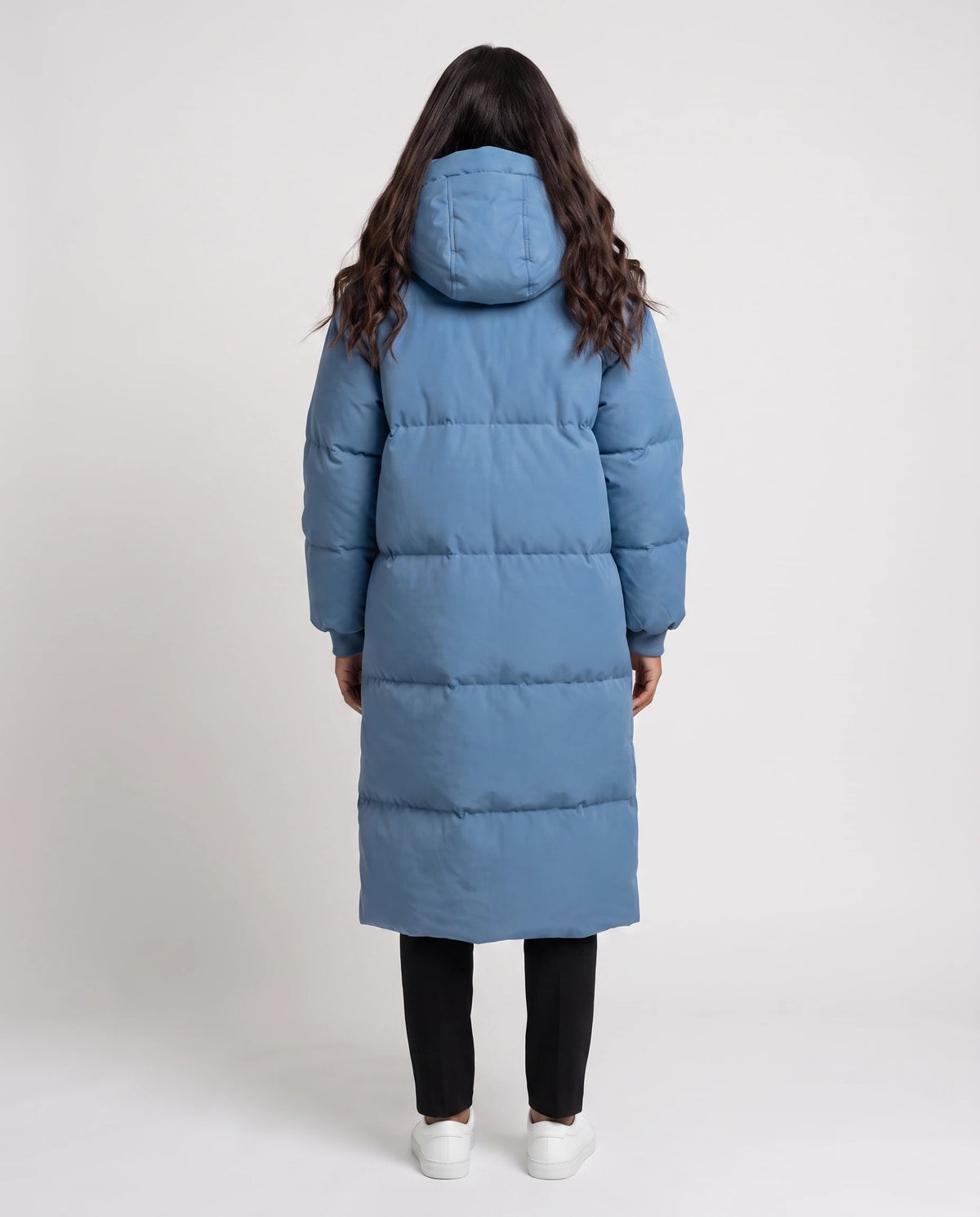 Doudoune longue à capuche Claire en Bleu Denim, vue de dos avec capuche