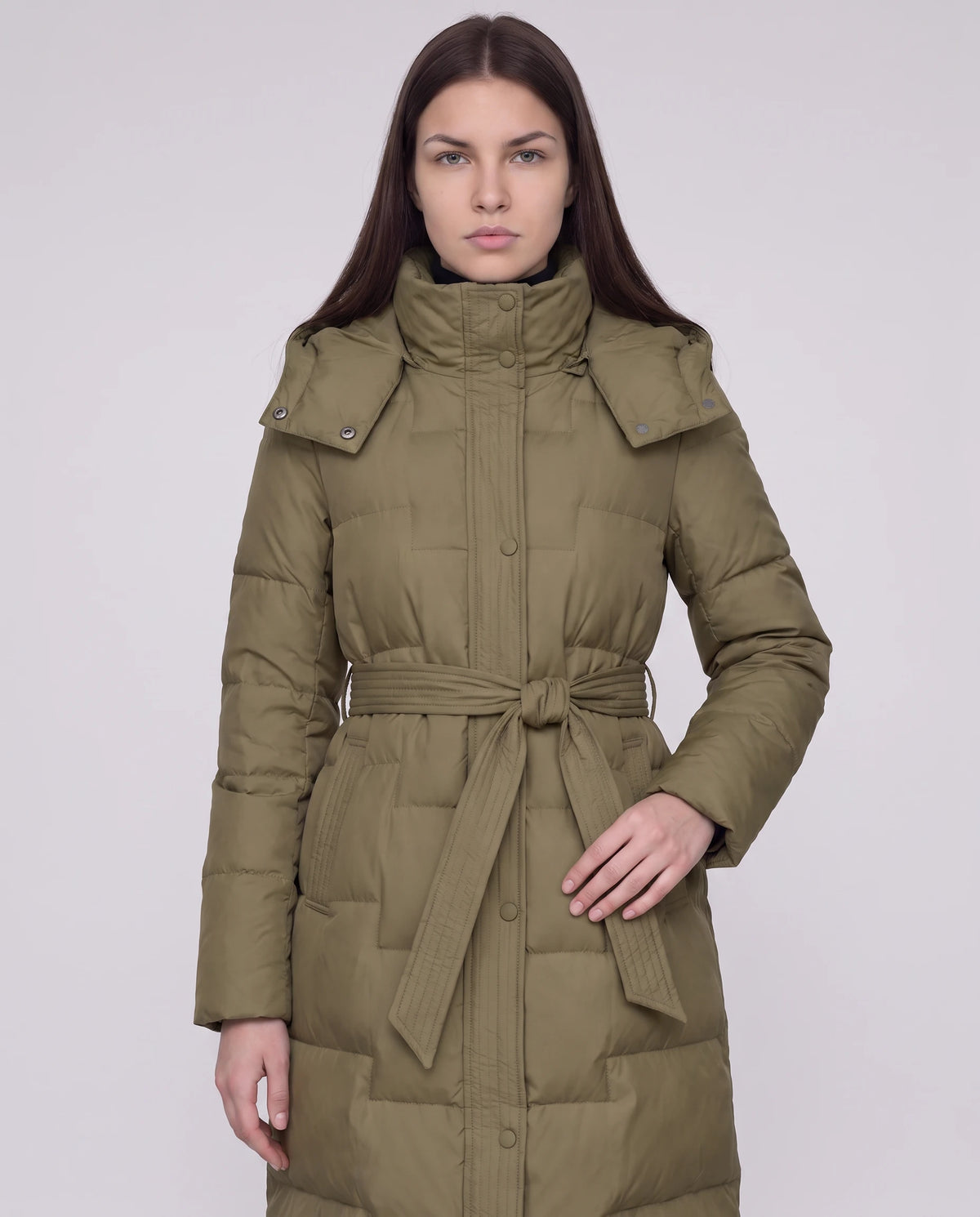 Doudoune longue à capuche et ceinture à nouer Barbara en Vert Olive, plan rapproché, col montant, patte à pressions et nœud de ceinture