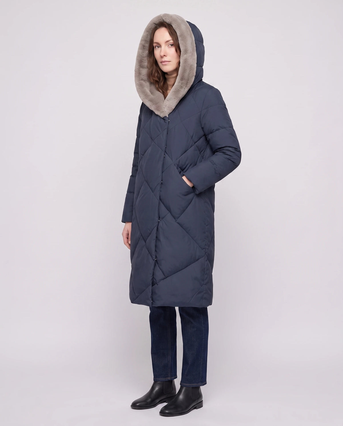 Lange Steppjacke mit kunstfellgefütterter Kapuze Nadia in Marineblau, Dreiviertelansicht, kunstfellgefütterte Kapuze aufgesetzt