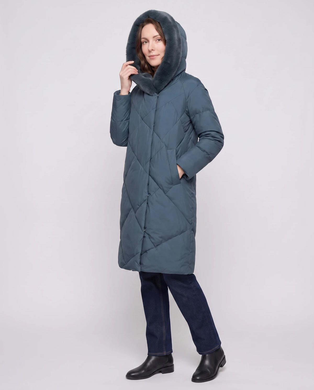 Lange Steppjacke mit kunstfellgefütterter Kapuze Nadia in Petrolblau, Dreiviertelansicht, kunstfellgefütterte Kapuze aufgesetzt