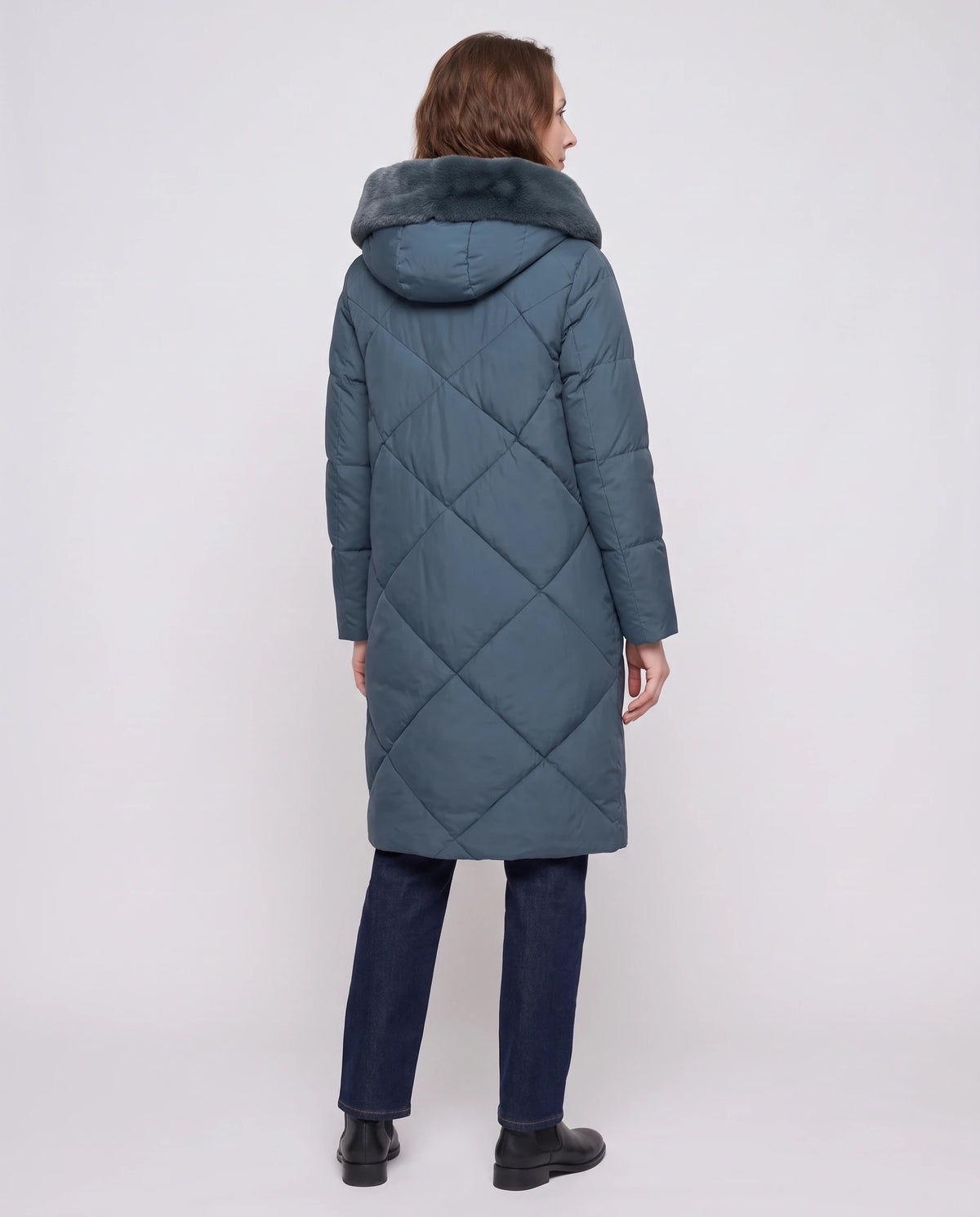 Lange Steppjacke mit kunstfellgefütterter Kapuze Nadia in Petrolblau, Rückansicht, Kapuze auf dem Rücken