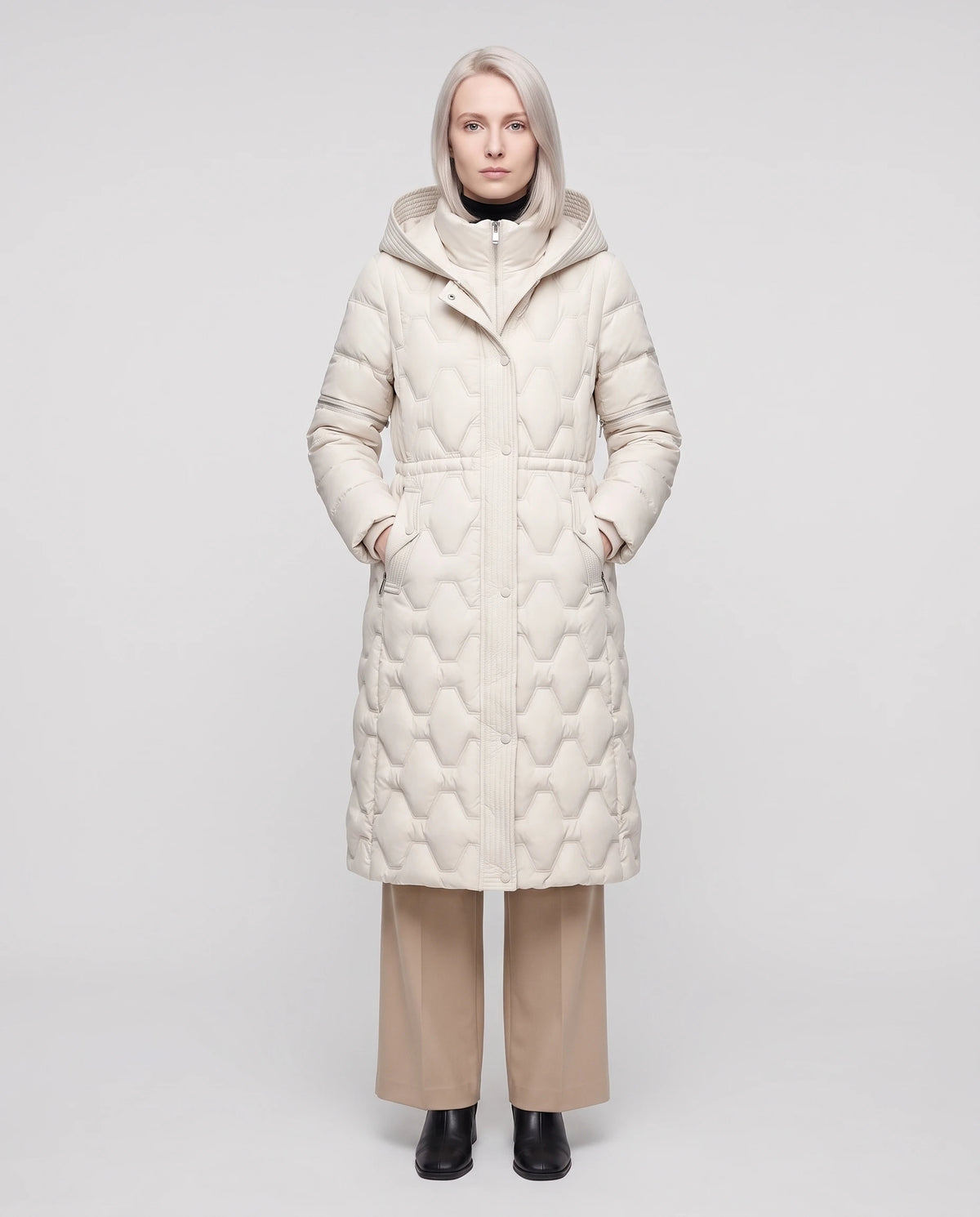 Lange Steppjacke mit Kapuze und abnehmbaren Ärmeln Maryse in Cremeweiss, Vorderansicht in ganzer Länge, Ärmel angezippt, geschlossen, Kapuze unten