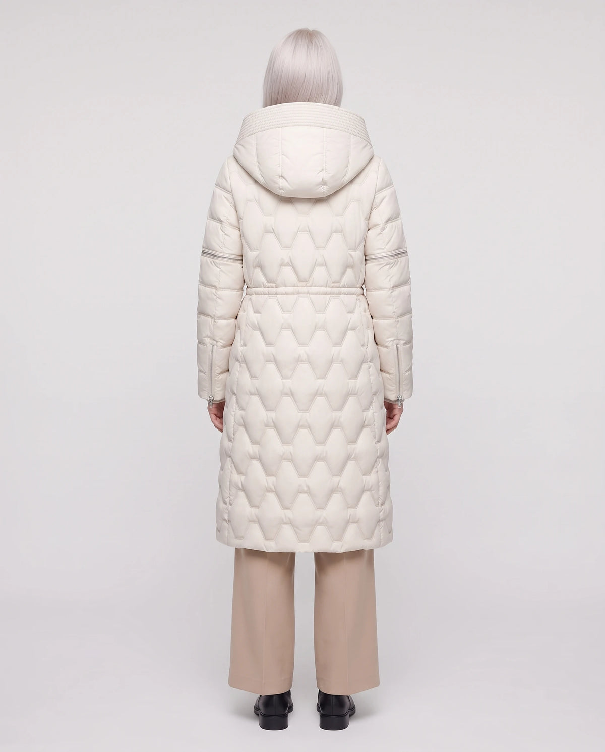 Doudoune longue à capuche et manches amovibles Maryse en Blanc Cassé, vue de dos, matelassage ondulé, taille resserrée