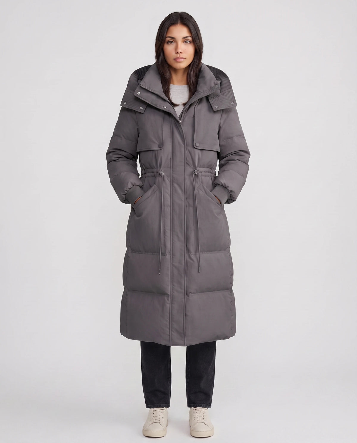Doudoune longue à capuche et taille coulissée Mélissa en Gris Anthracite, vue de face en pied, zippée, taille resserrée, capuche baissée