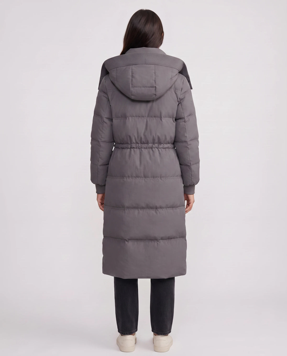 Doudoune longue à capuche et taille coulissée Mélissa en Gris Anthracite, vue de dos, taille froncée, capuche baissée