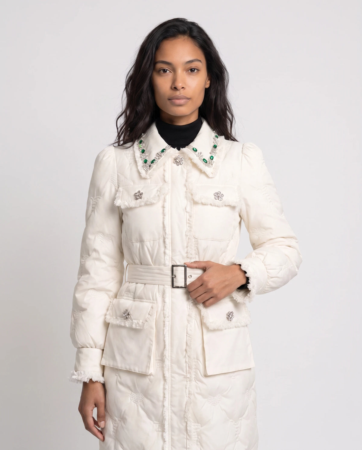 Doudoune longue ceinturée à col bijoux et manches bouffantes Déborah en Blanc Perle, plan rapproché, col bijoux, broche, poches poitrine et boucle