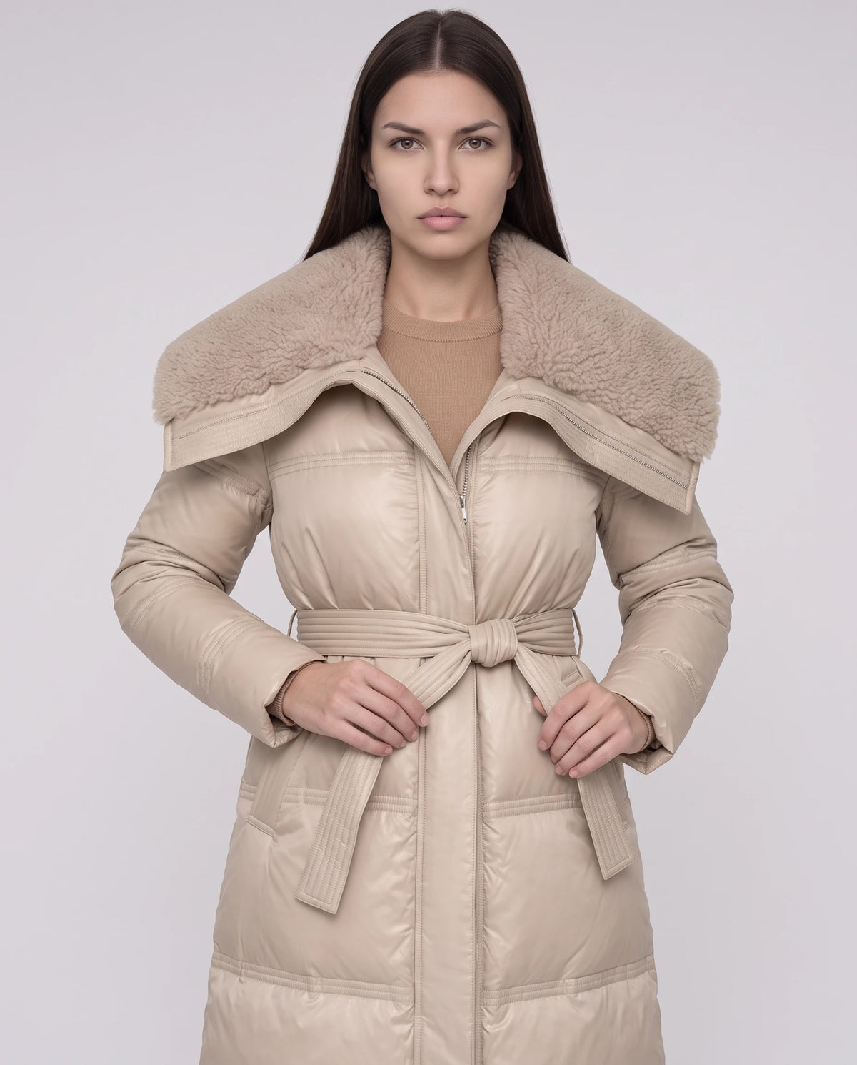 Doudoune longue ceinturée à col fausse fourrure Auriane en Beige, plan rapproché, col fausse fourrure et patte gansée