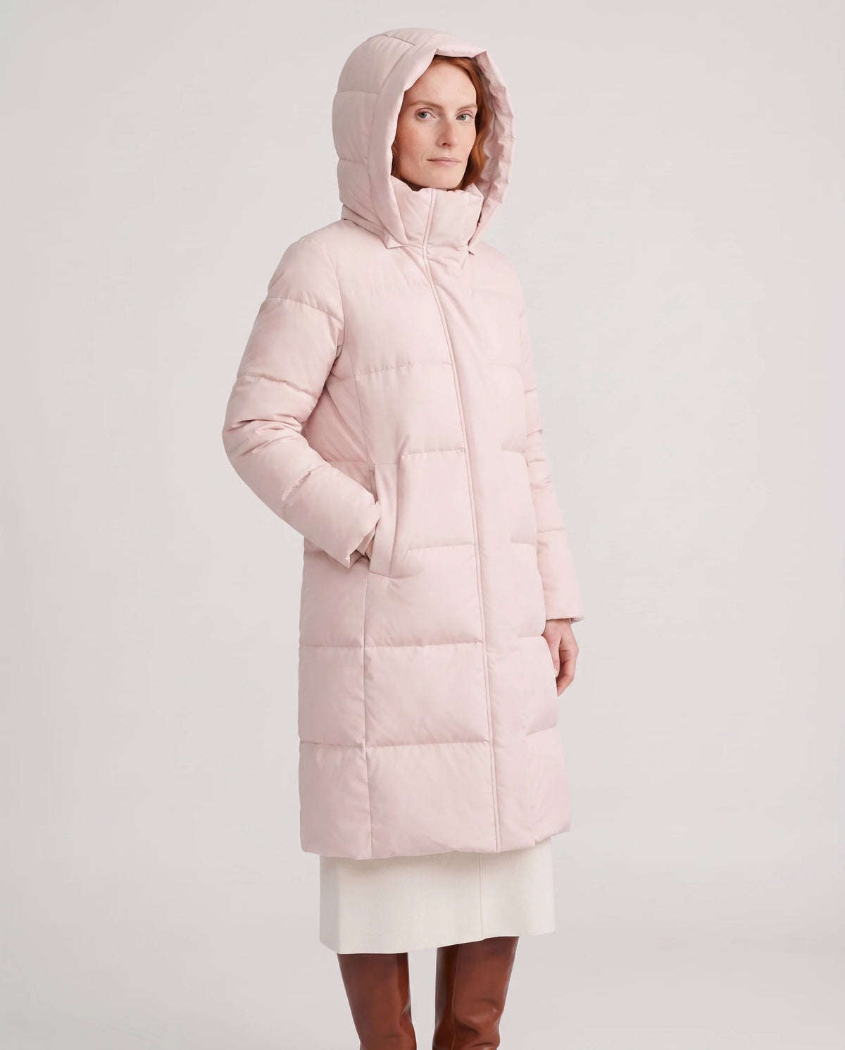 Doudoune longue déperlante à col-capuche Ophélia en Rose Poudré, vue de trois quarts, capuche relevée