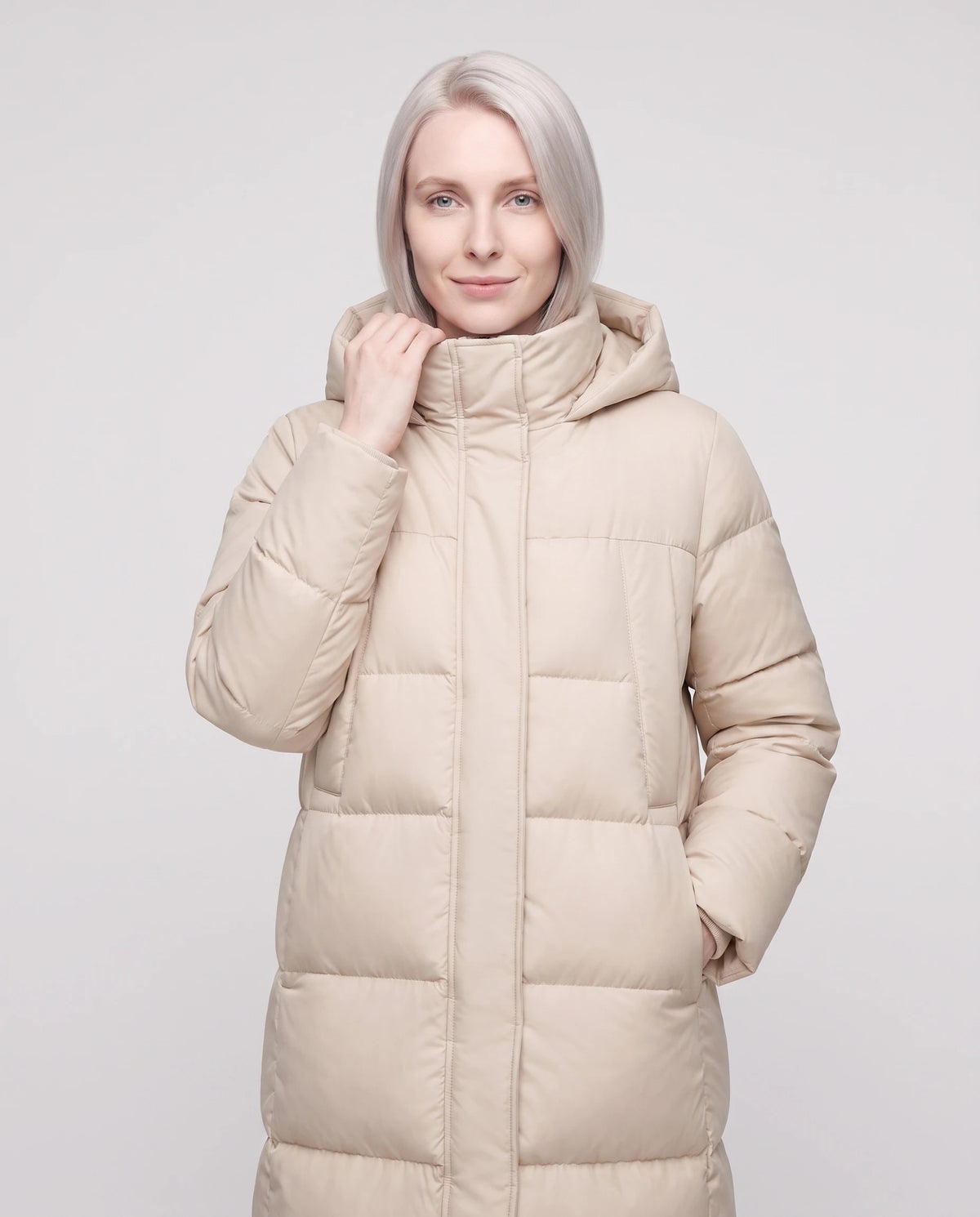 Langer ausgestellter wasserabweisender Steppmantel mit Kapuze Oriana in Hellbeige, Nahaufnahme, Stehkragen, Kapuze und glatte Leiste