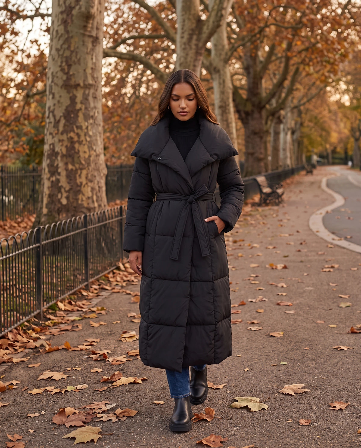 Doudoune longue matelassée Eudeline en Noir portée dans une allée d'automne