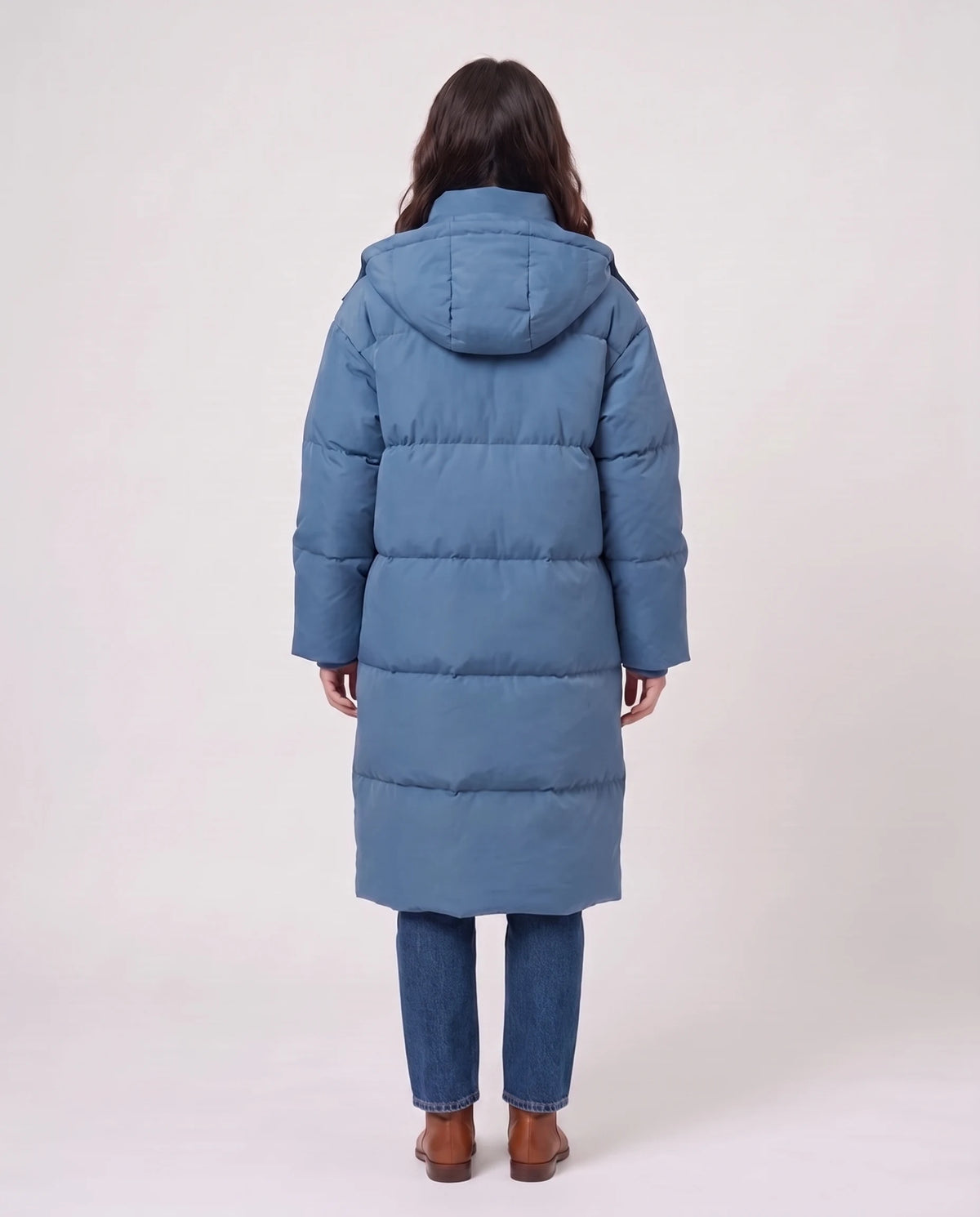 Langer Oversize-Steppmantel mit Kapuze Enora in Denimblau, Rückansicht mit herabhängender Kapuze