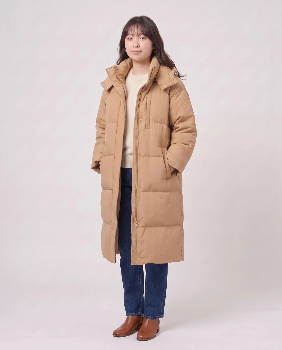 Langer Oversize-Steppmantel mit Kapuze Enora in Camel, Dreiviertelansicht