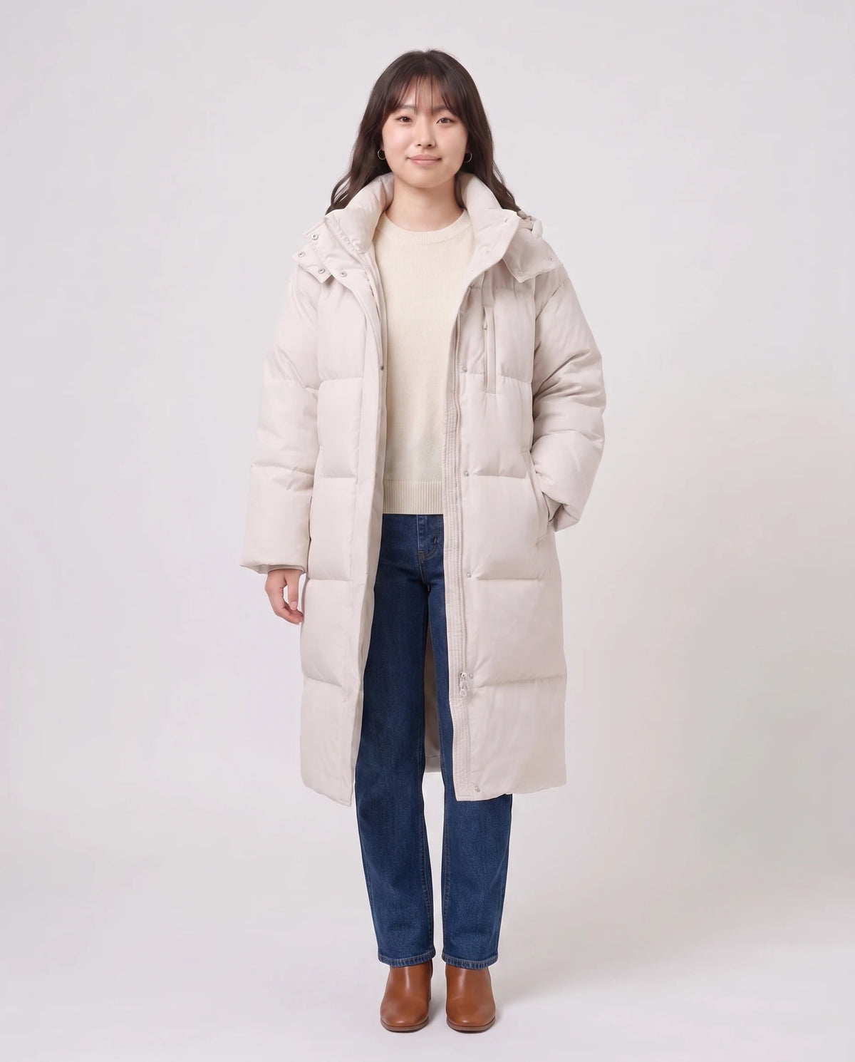 Langer Oversize-Steppmantel mit Kapuze Enora in Ecru, offen getragen über ecrufarbenem Pullover, Futter sichtbar