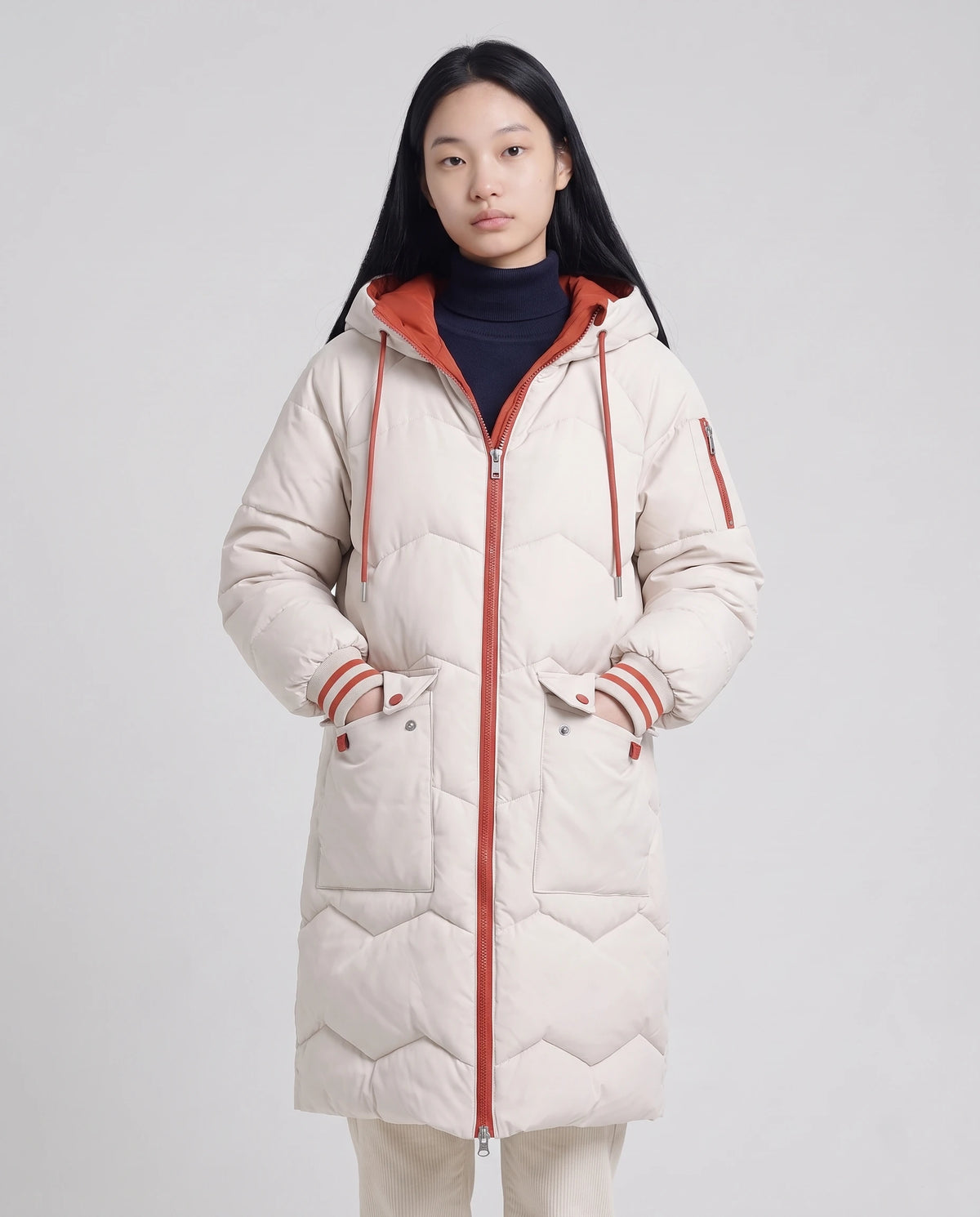 Doudoune longue oversize à chevrons Edmée blanc cassé, plan rapproché de face, fermée
