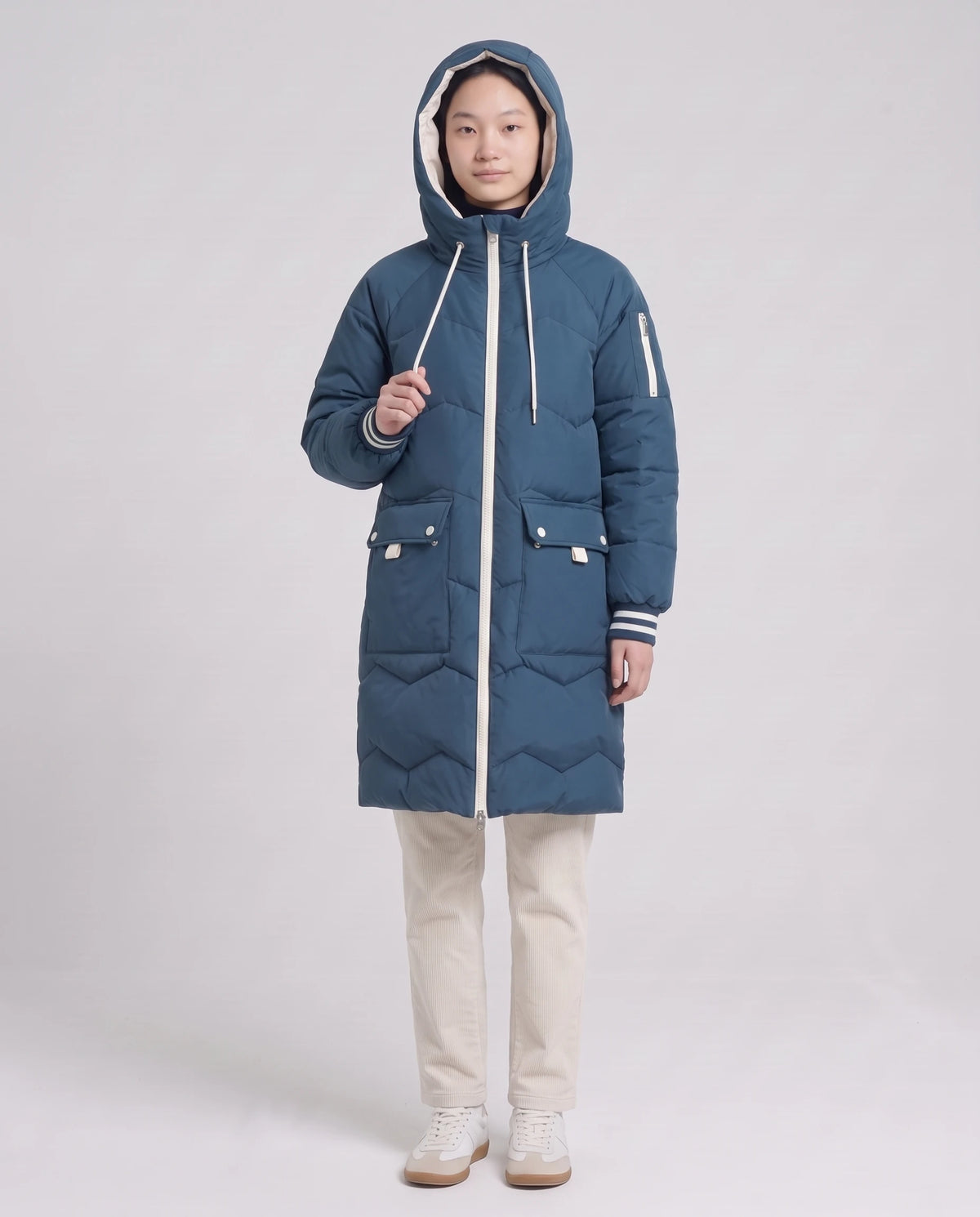 Doudoune longue oversize à chevrons Edmée bleu de Prusse, capuche relevée, doublure écru visible