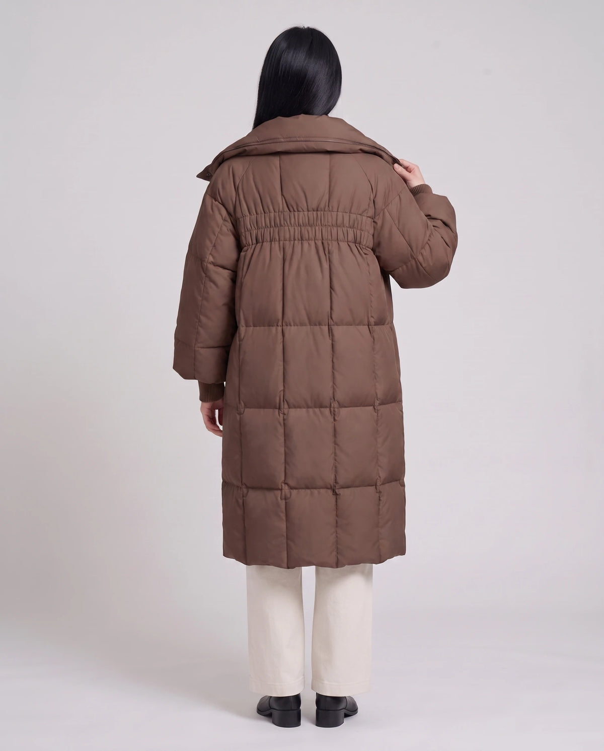 Doudoune longue oversize à col-capuche zippé Aloïse en Chocolat, vue de dos, grands caissons carrés, capuche baissée