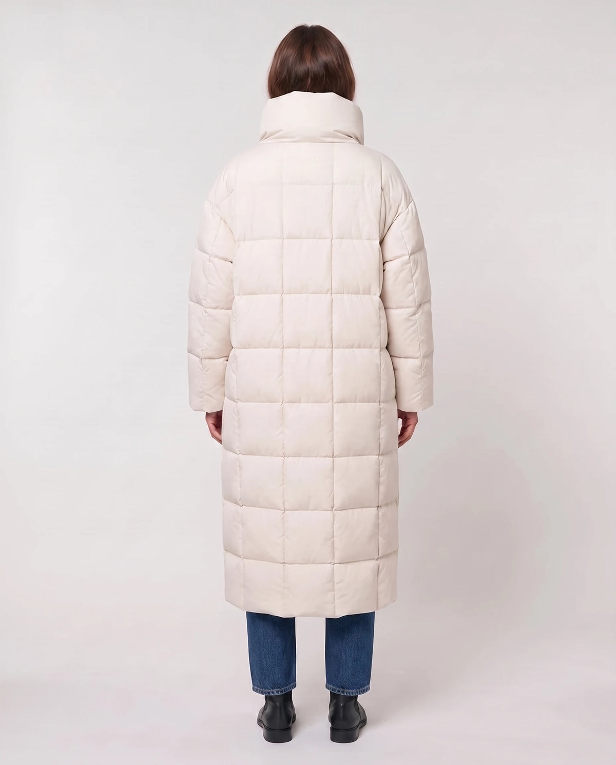 Doudoune longue oversize à col cheminée Laure en Blanc Cassé, vue de dos, matelassage carreaux