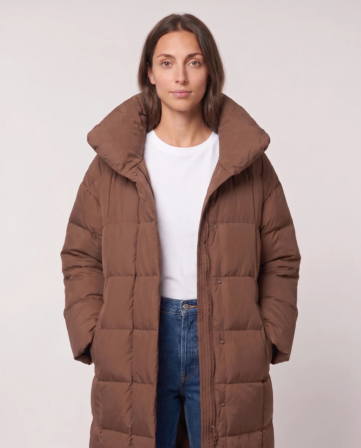 Doudoune longue oversize à col cheminée Laure en Chocolat, plan rapproché de face, col cheminée fermé