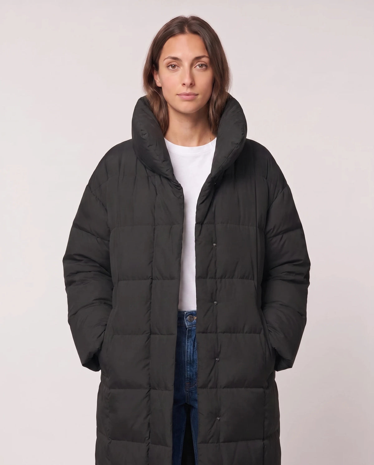 Doudoune longue oversize à col cheminée Laure en Noir, plan rapproché de face, col cheminée fermé
