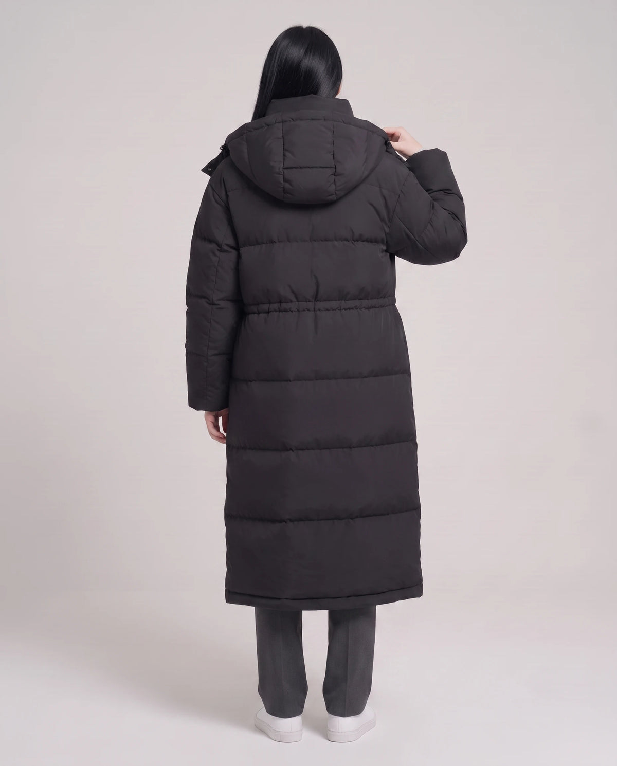 Langer Oversize-Steppmantel mit Stehkragen und Kapuze Lucille in Schwarz, Rückansicht, Kapuze abgelegt, breite Quersteppung