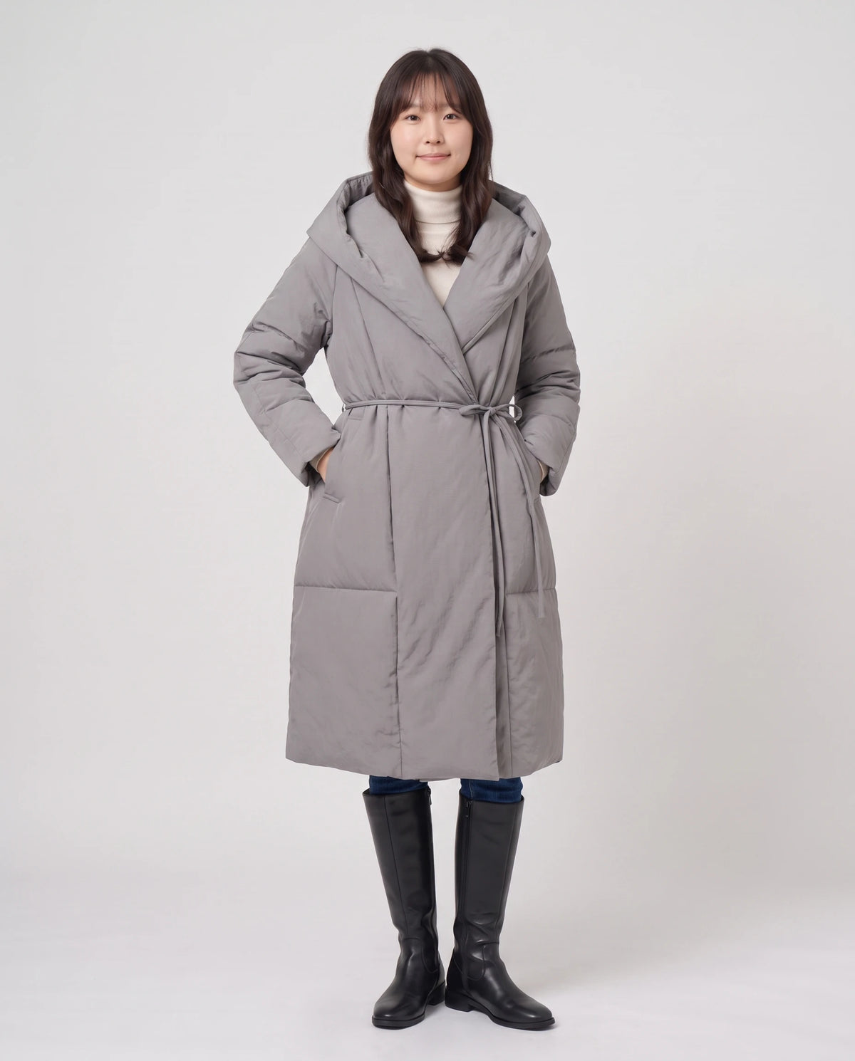 Doudoune longue portefeuille à capuche oversize Aurélia en Gris, vue de face en pied, ceinture nouée, capuche baissée en col châle