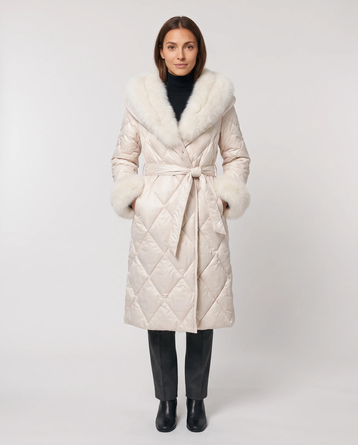 Lange Wickel-Steppjacke mit Rautensteppung, Kunstfellkapuze und -manschetten Nelly in Creme, Vorderansicht in ganzer Länge, Gürtel gebunden, Kapuze unten