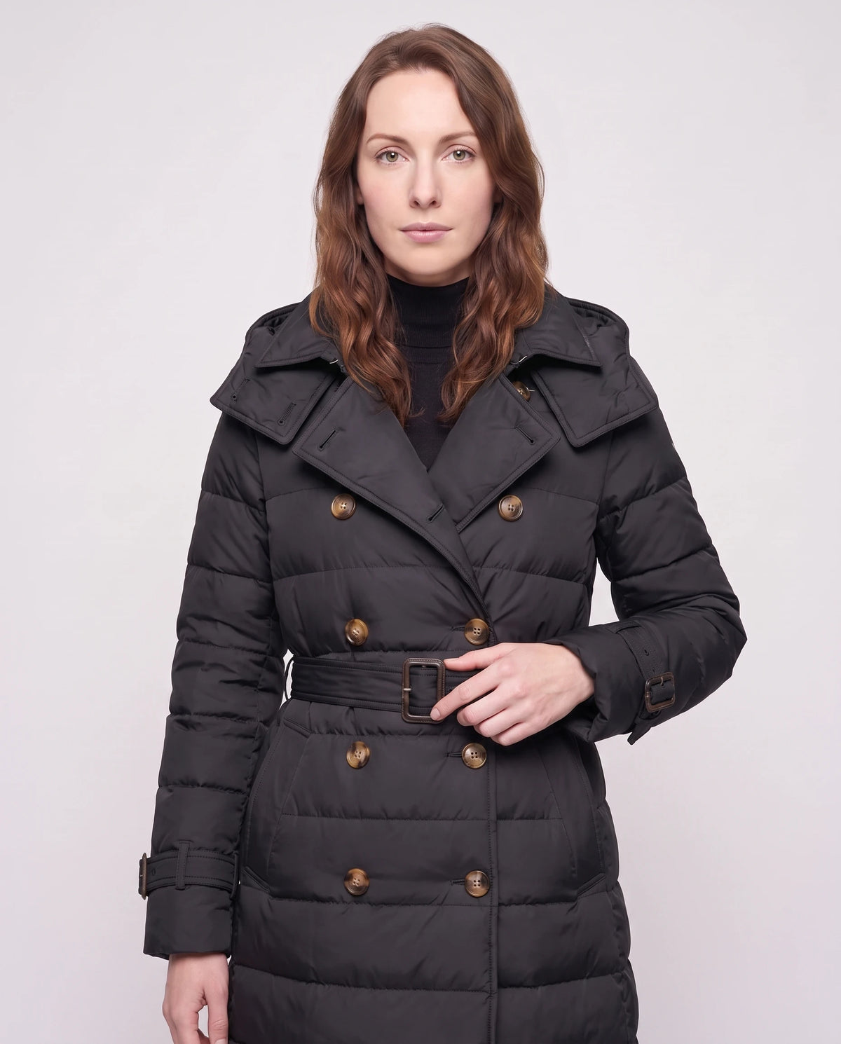 Doudoune longue façon trench à capuche et double boutonnage Rachel en Noir, plan rapproché, col revers, boutons écaille, boucle et patte de poignet