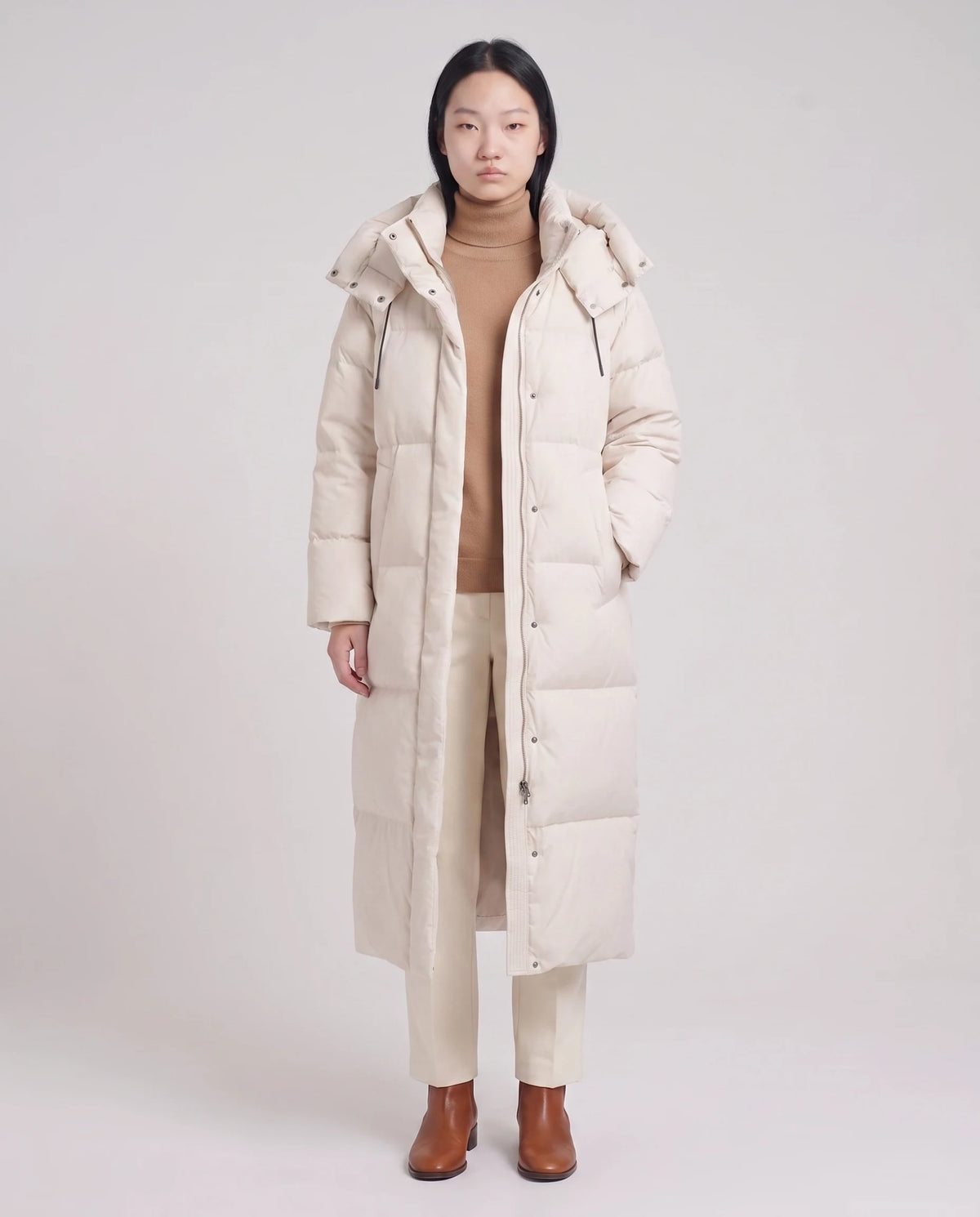 Doudoune maxi oversize à capuche et pressions Marine en Beige, vue de trois quarts, col remonté jusqu'au menton