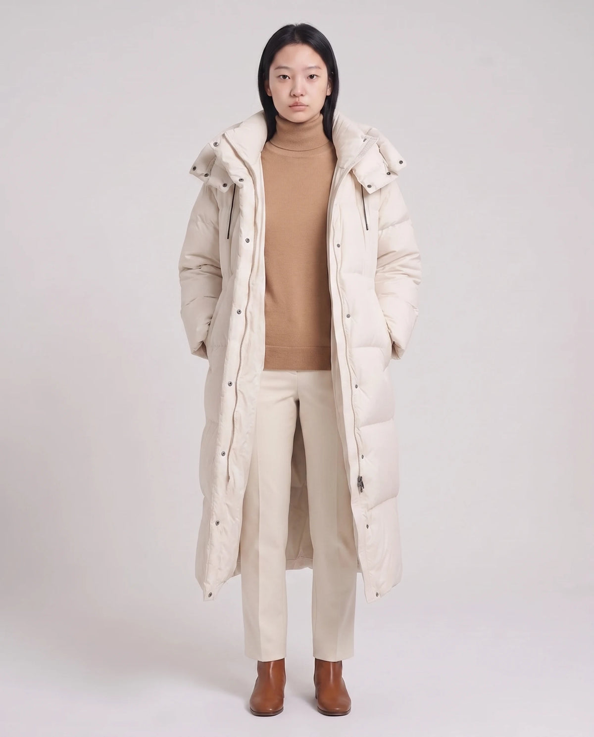 Doudoune maxi oversize à capuche et pressions Marine en Beige, portée ouverte sur un col roulé camel, doublure visible