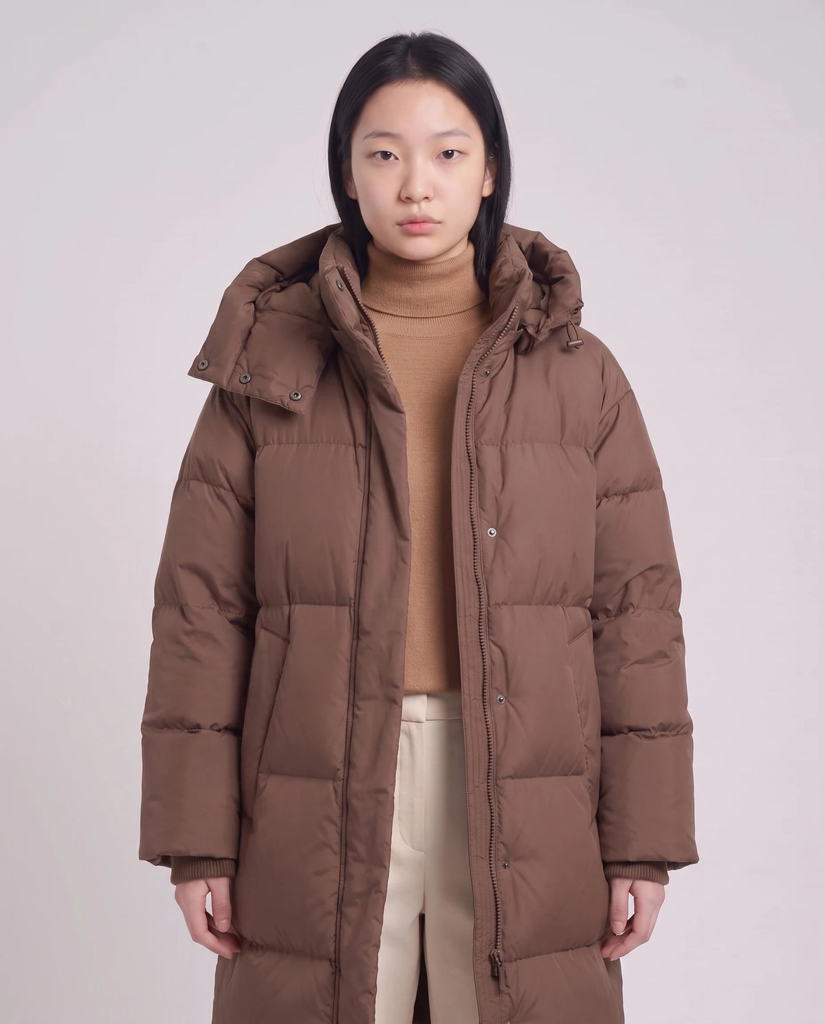 Doudoune maxi oversize à capuche et pressions Marine en Chocolat, plan rapproché de face, capuche baissée