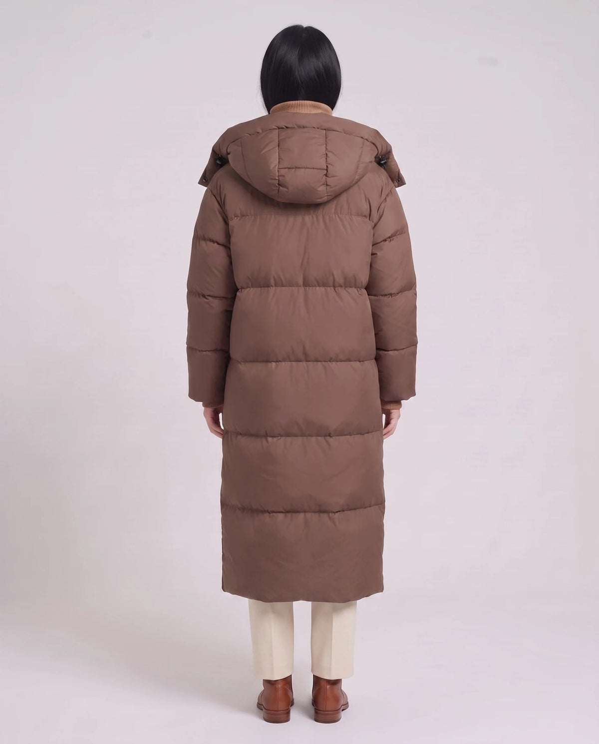 Doudoune maxi oversize à capuche et pressions Marine en Chocolat, vue de dos, capuche rabattue