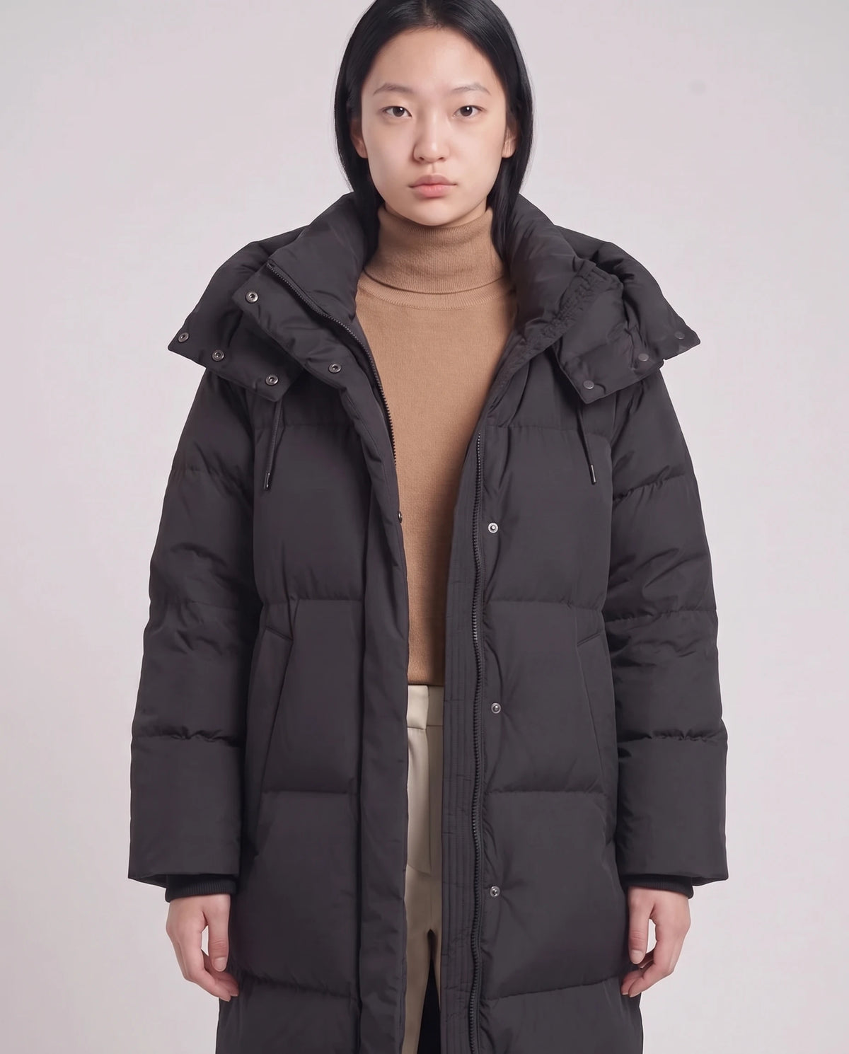 Doudoune maxi oversize à capuche et pressions Marine en Noir, plan rapproché de face, capuche baissée