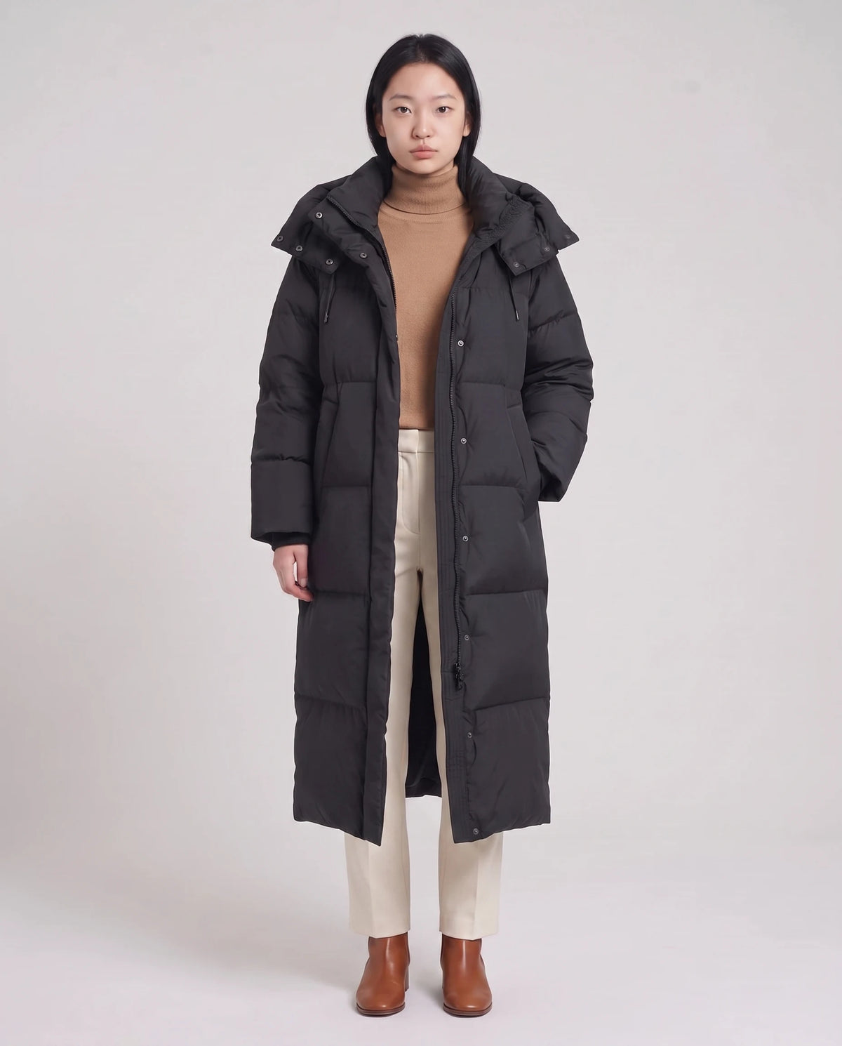 Doudoune maxi oversize à capuche et pressions Marine en Noir, vue de face en pied, patte à pressions fermée