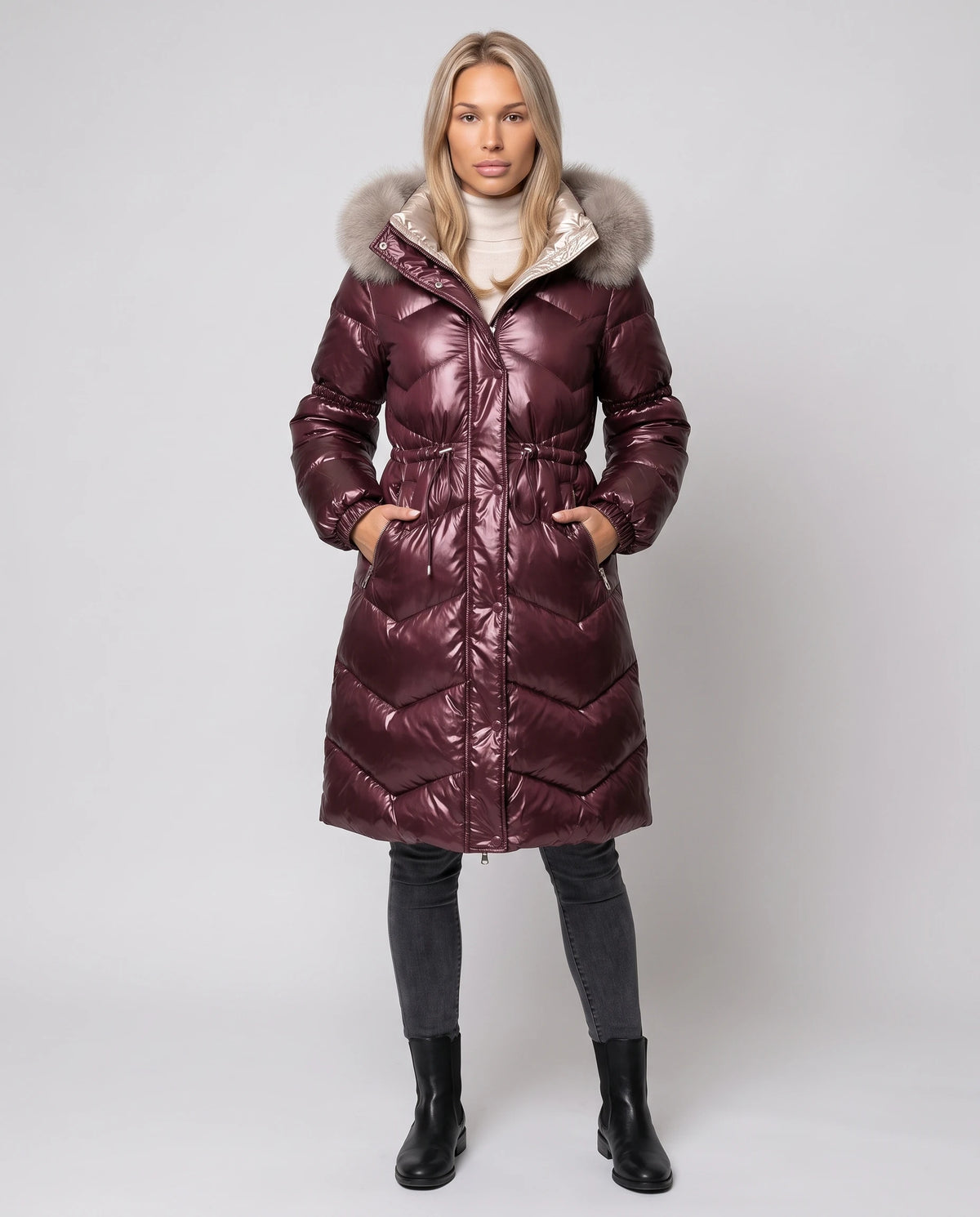 Doudoune mi-longue brillante à capuche fausse fourrure Karine en Bordeaux, vue de face en pied, fermée, taille resserrée, capuche baissée