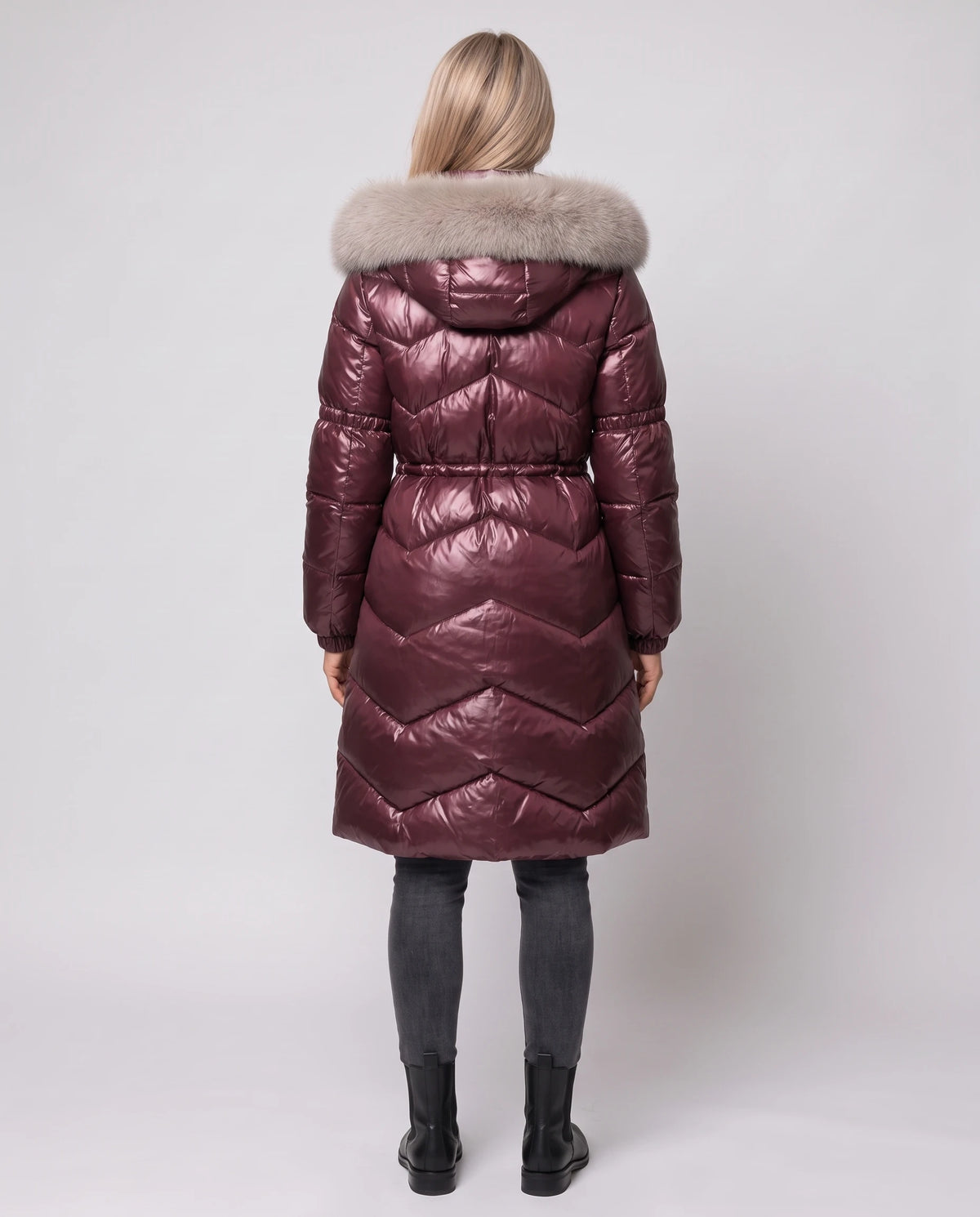 Glänzende mittellange Steppjacke mit Kunstfellkapuze Karine in Bordeaux, Rückansicht, glänzende Chevrons, Kapuze unten