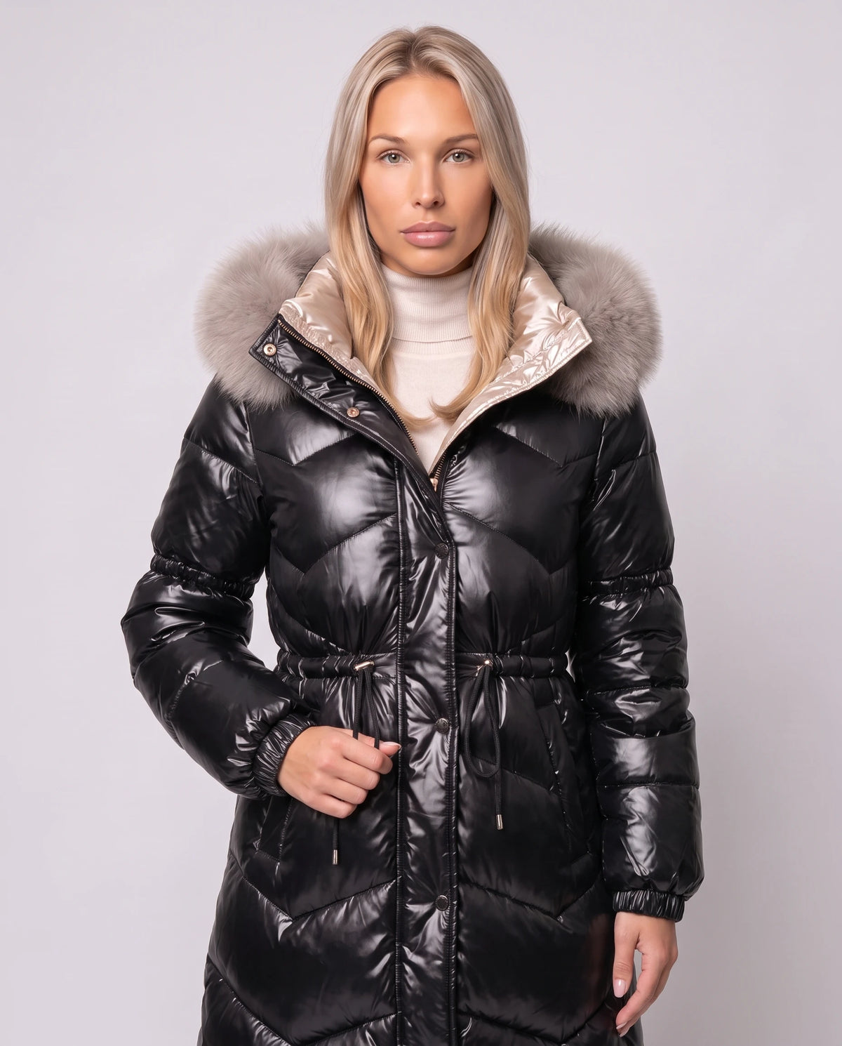 Glänzende mittellange Steppjacke mit Kunstfellkapuze Karine in Schwarz, Nahaufnahme, Kunstfellkragen, Druckknöpfe und Kordeln