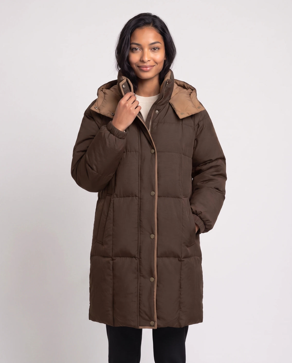Mittellange Winterjacke mit Kapuze und Kontrastfutter Alexia in Braun, Nahaufnahme, geschlossen, Kapuze unten, hellbraune Paspel